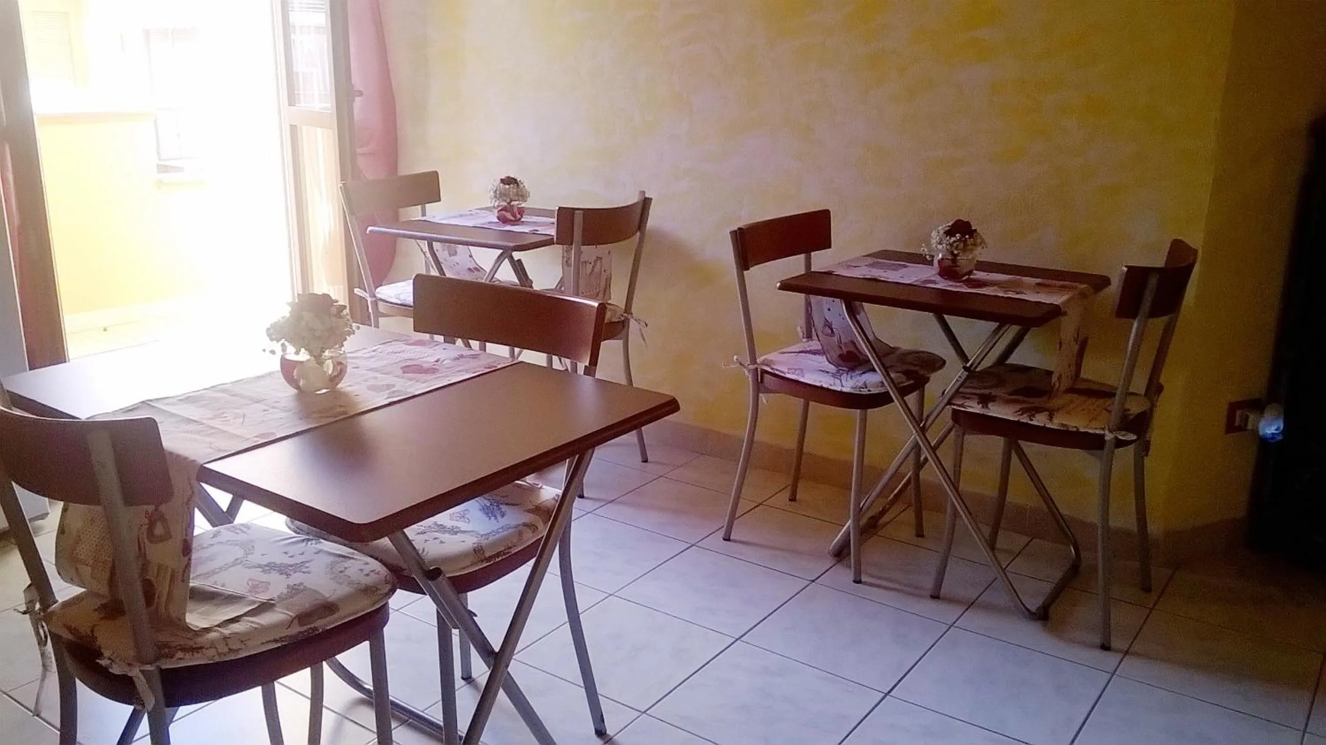 Communal lounge/ TV room in Bed and Breakfast Cala Luna