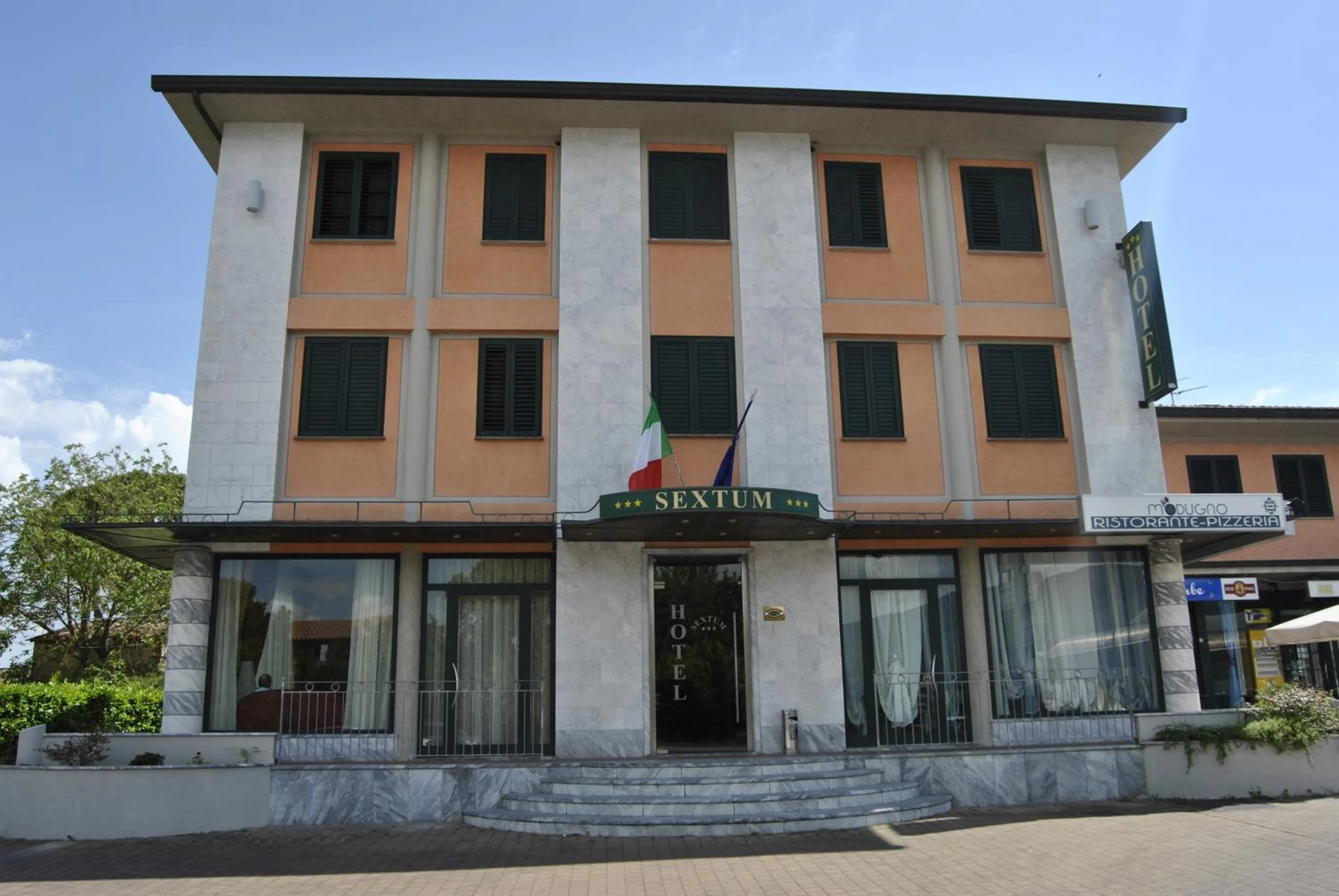 Facade/entrance in Hotel Sextum