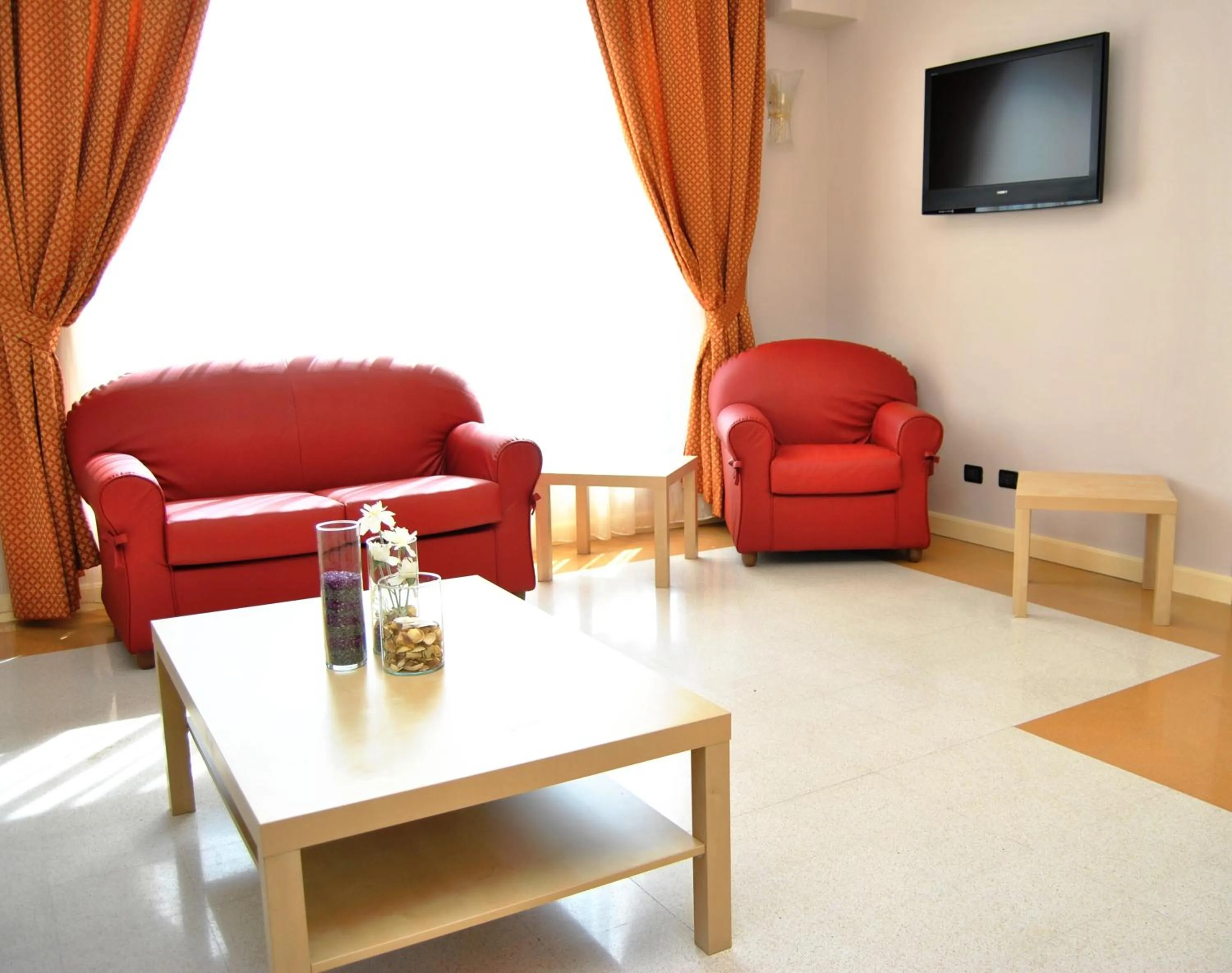 Communal lounge/ TV room in Hotel Sextum