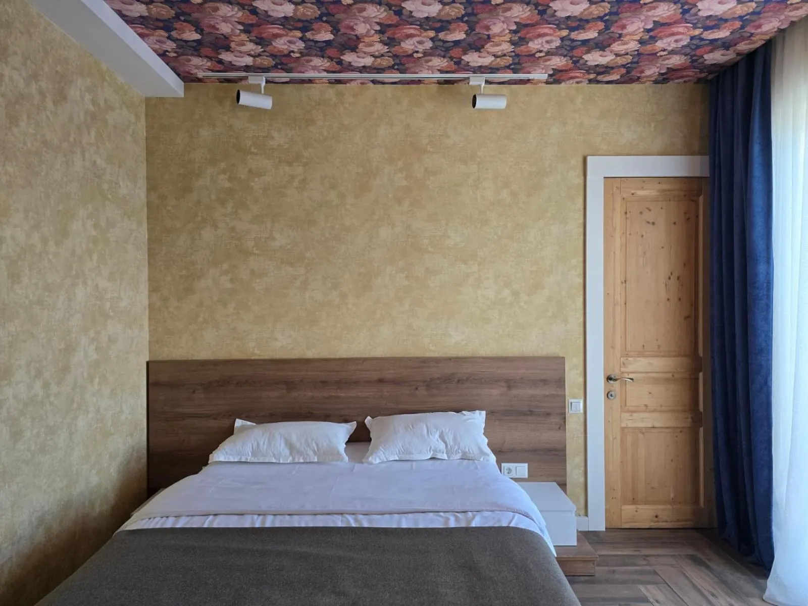 Bed in Hotel Nutsa in old Tbilisi