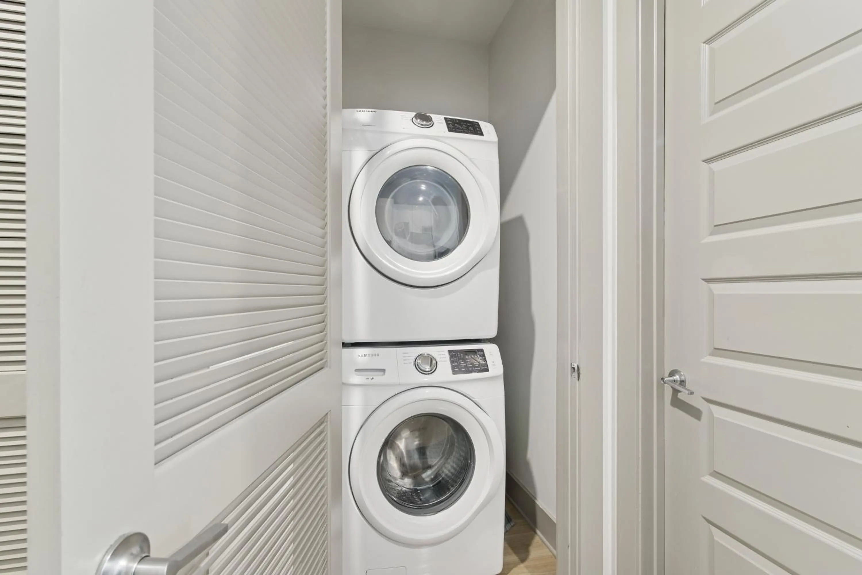 laundry in Sentral West Midtown at Star Metals