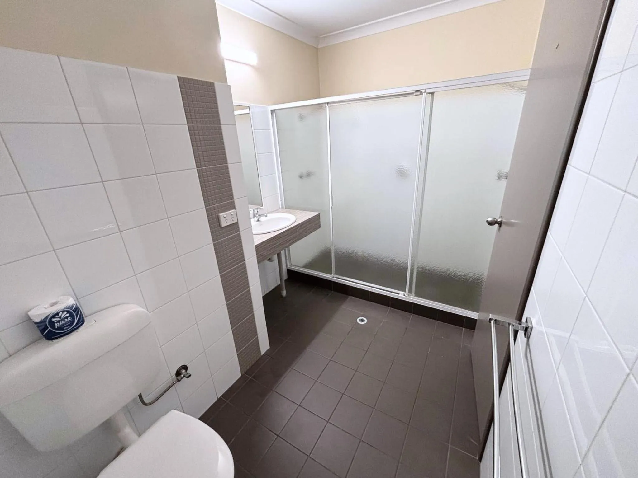 Shower in Prince of Wales Hotel, Bunbury