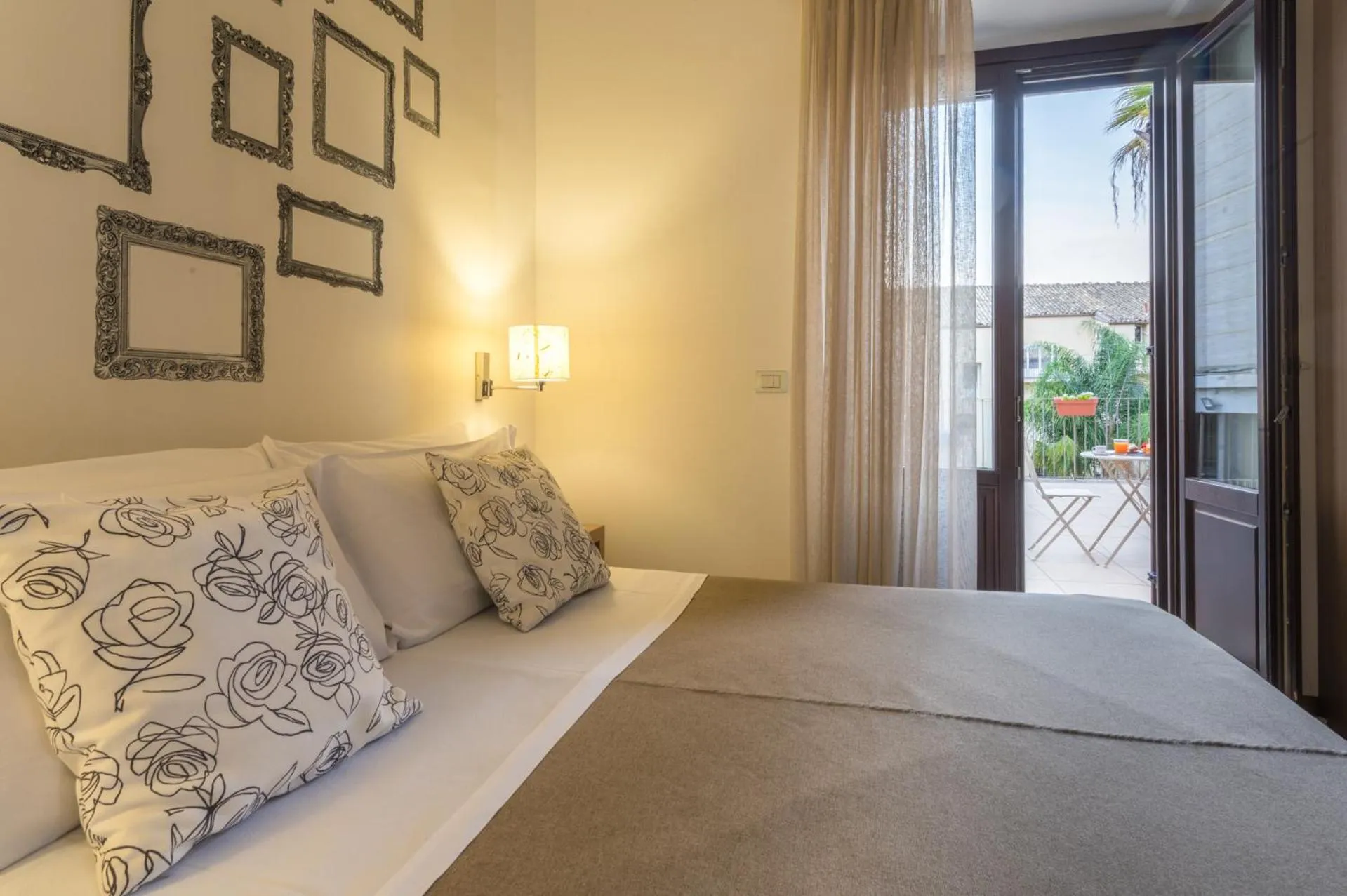 View (from property/room), Bed in Hotel Vittorio Veneto