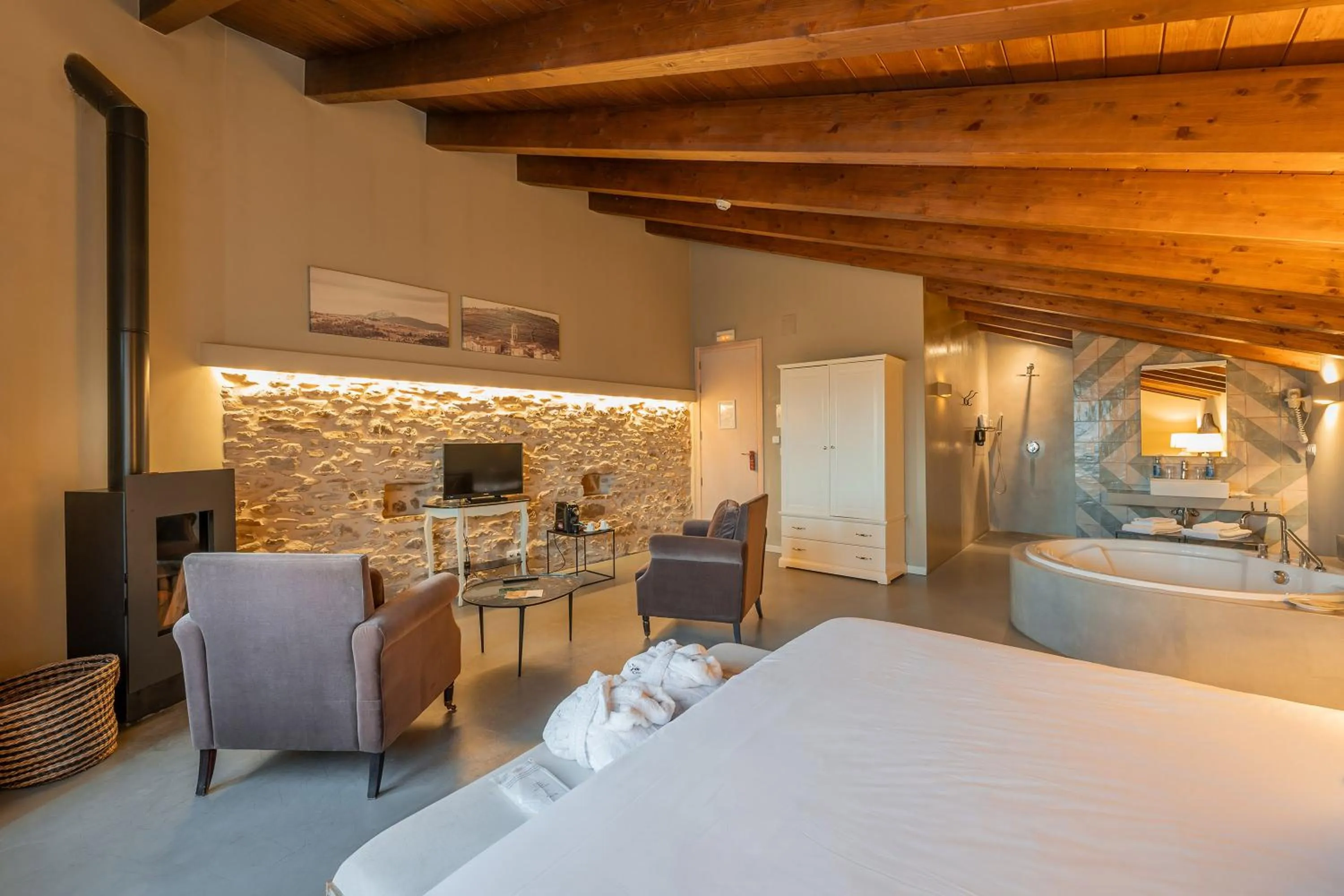 Living room, Bed in Hotel Mas De Cebrian