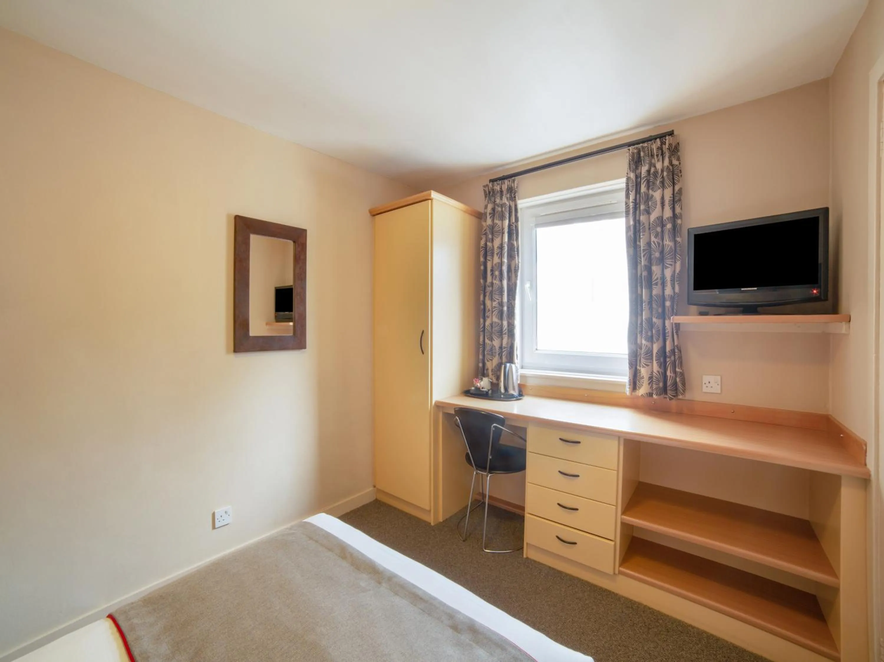 Bedroom, Bed in Brentwood Aberdeen City Centre near Union Street