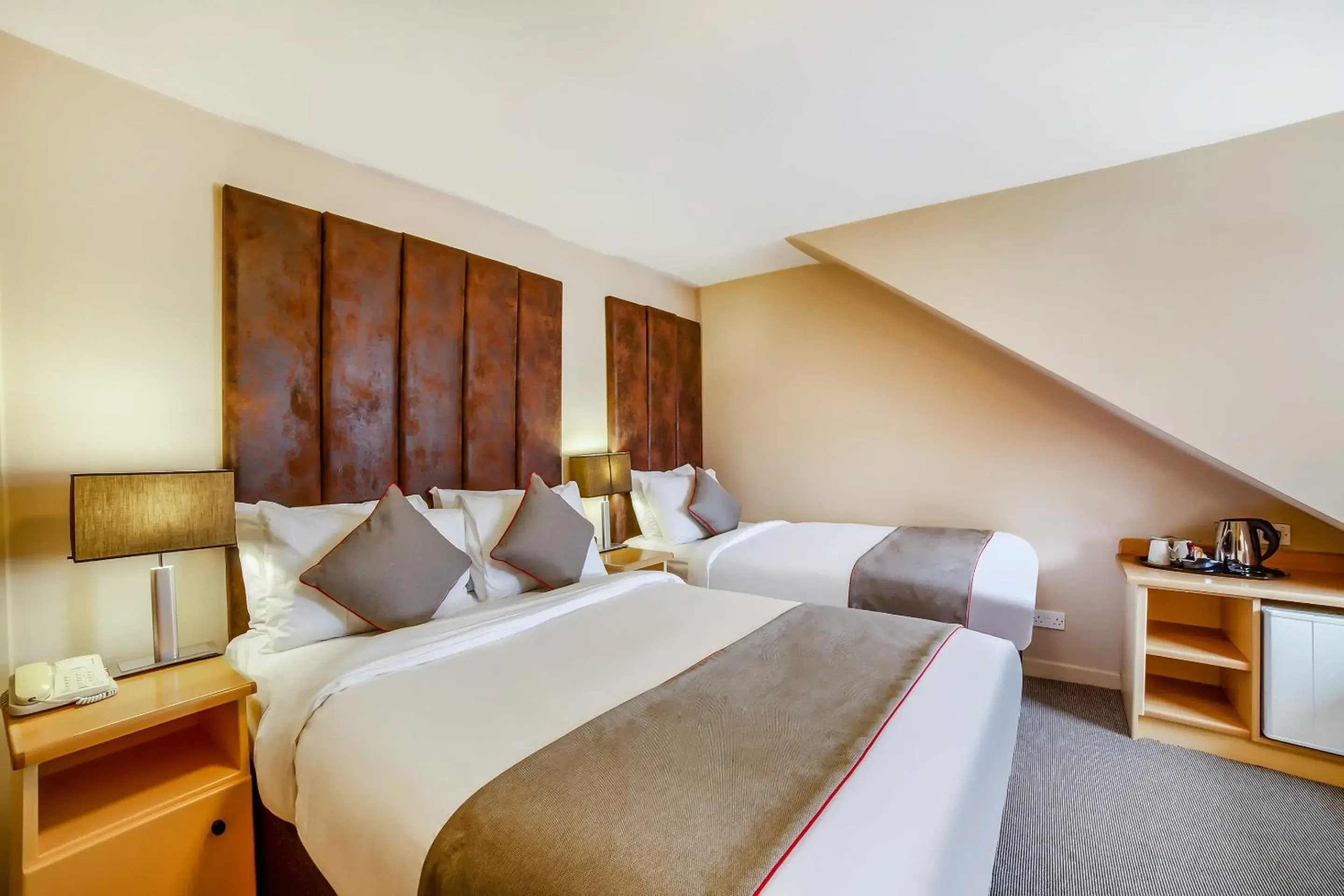 Deluxe Triple Room in Brentwood Aberdeen City Centre near Union Street Deluxe Triple Room in Brentwood Aberdeen City Centre near Union Street