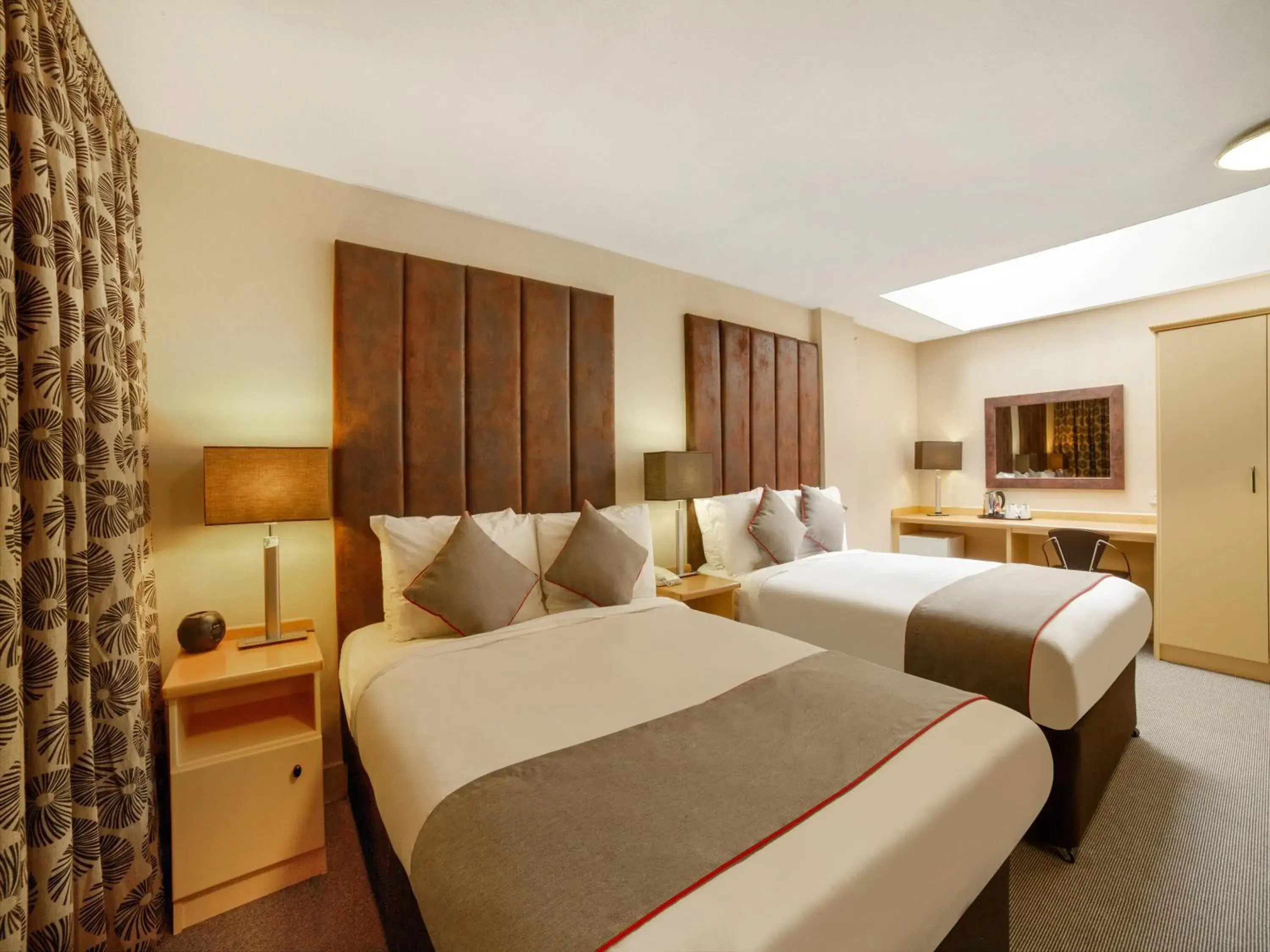 Deluxe Quadruple Room in Brentwood Aberdeen City Centre near Union Street Deluxe Quadruple Room in Brentwood Aberdeen City Centre near Union Street