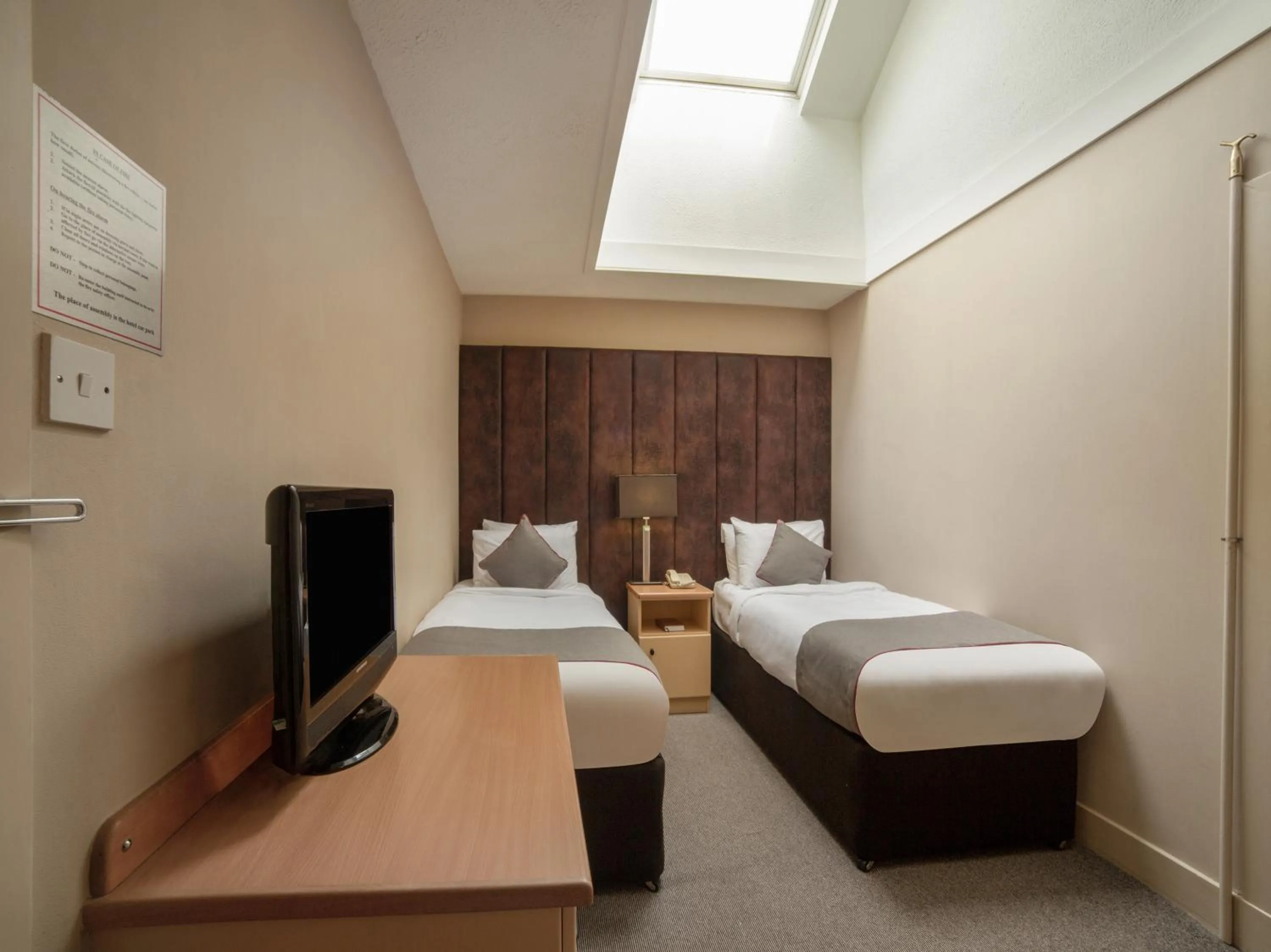 Bedroom, Bed in Brentwood Aberdeen City Centre near Union Street