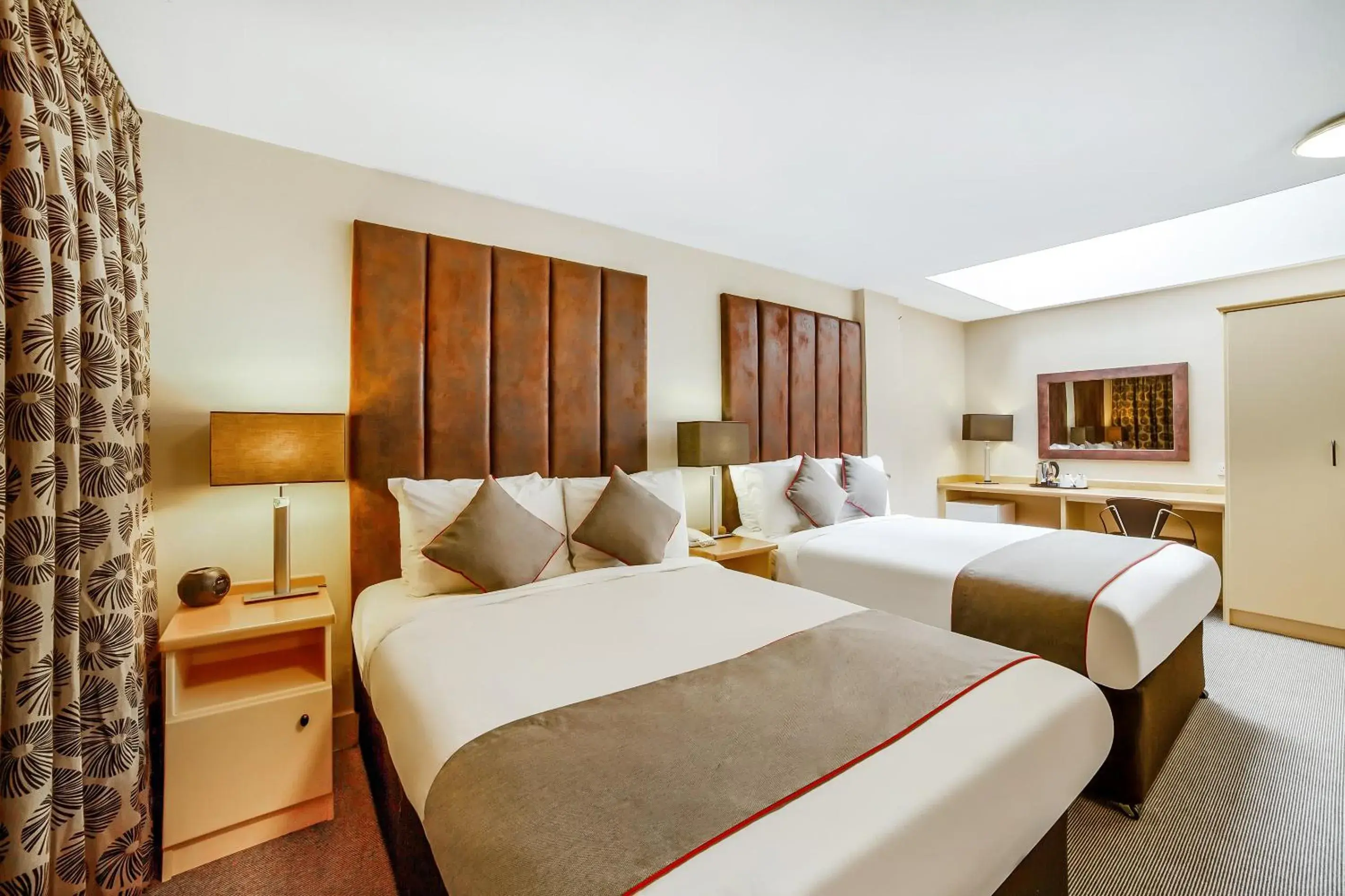 Deluxe King Suite in Brentwood Aberdeen City Centre near Union Street Deluxe King Suite in Brentwood Aberdeen City Centre near Union Street