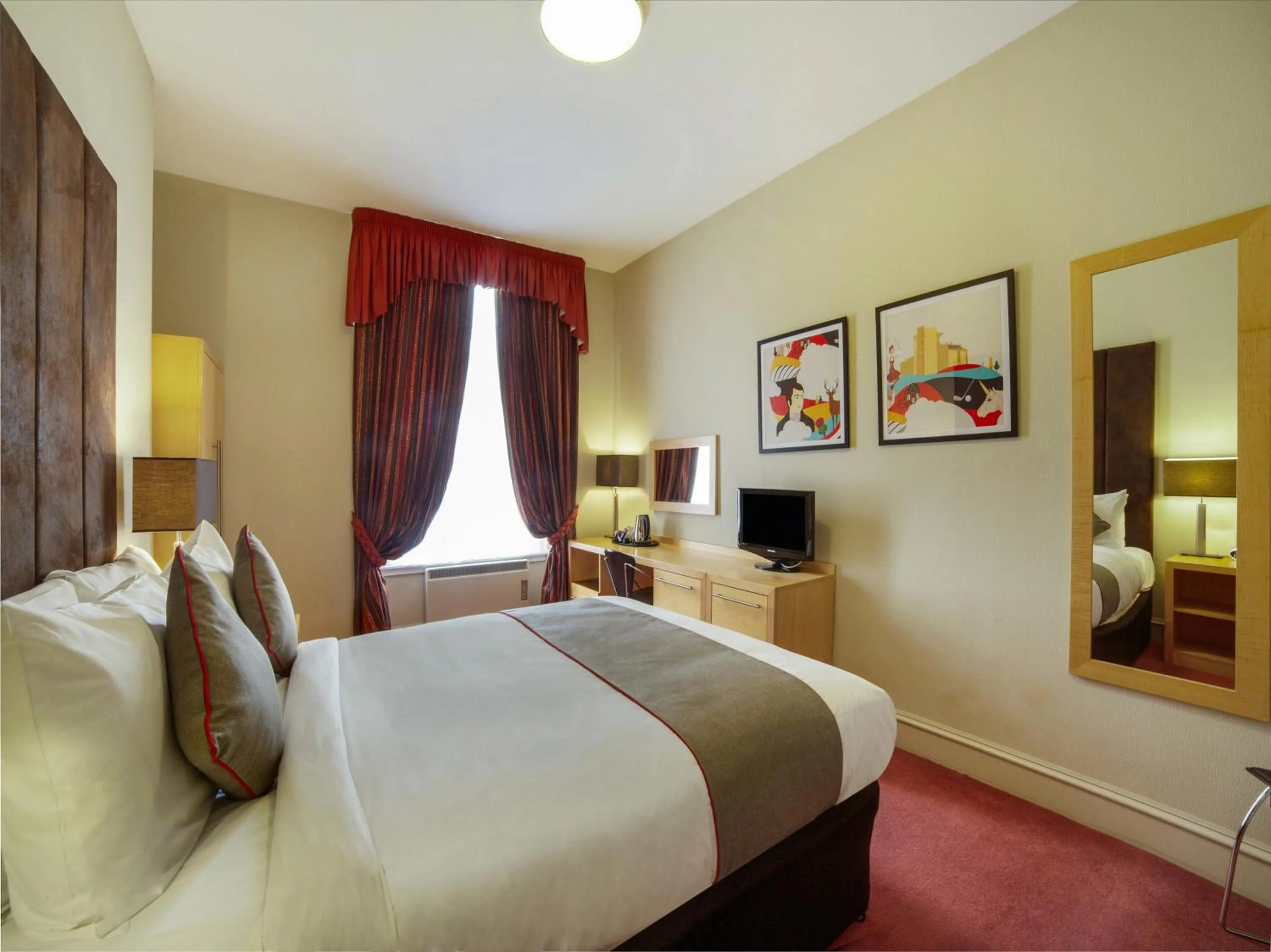 Bedroom, Bed in Brentwood Aberdeen City Centre near Union Street