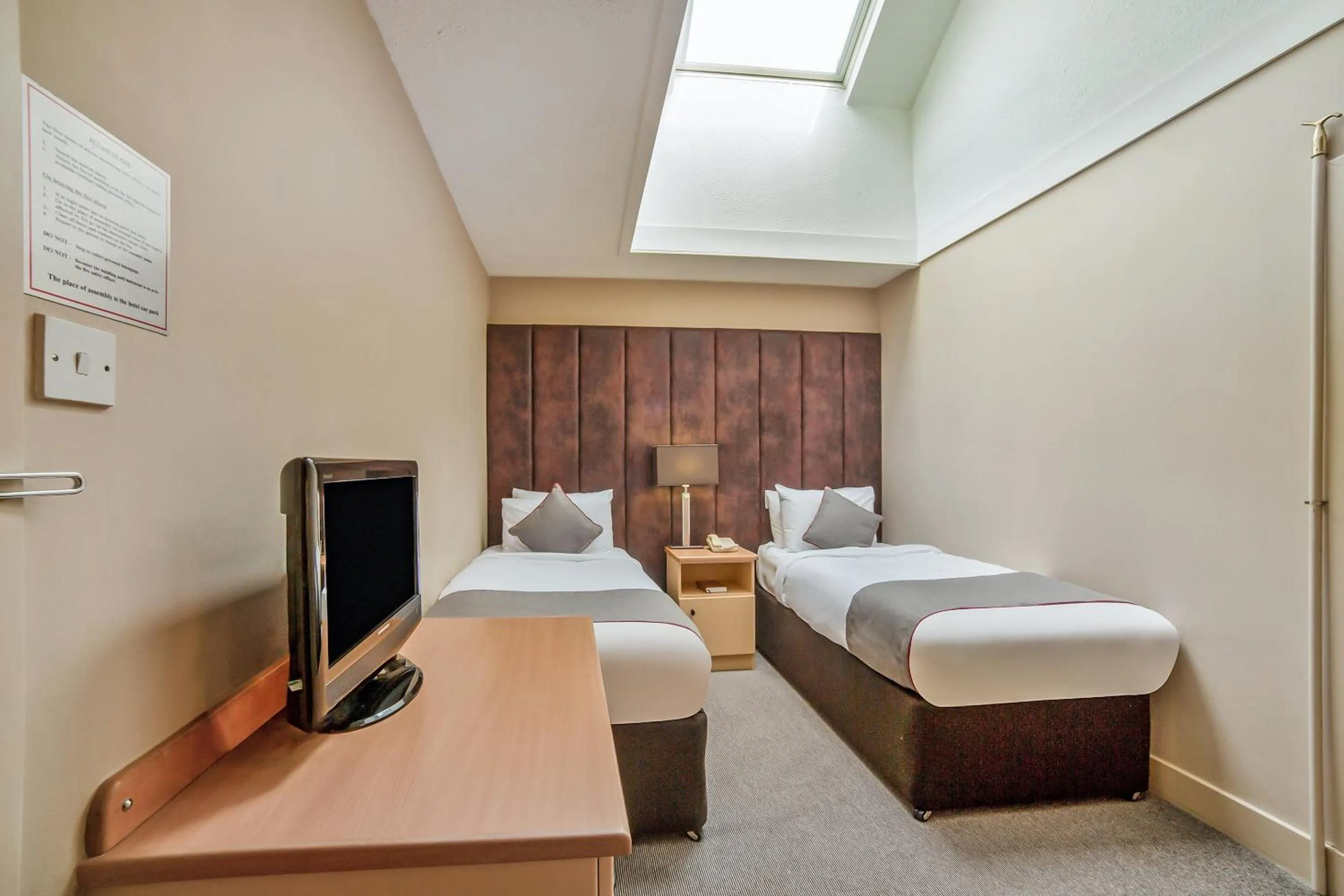 Bedroom, Bed in Brentwood Aberdeen City Centre near Union Street