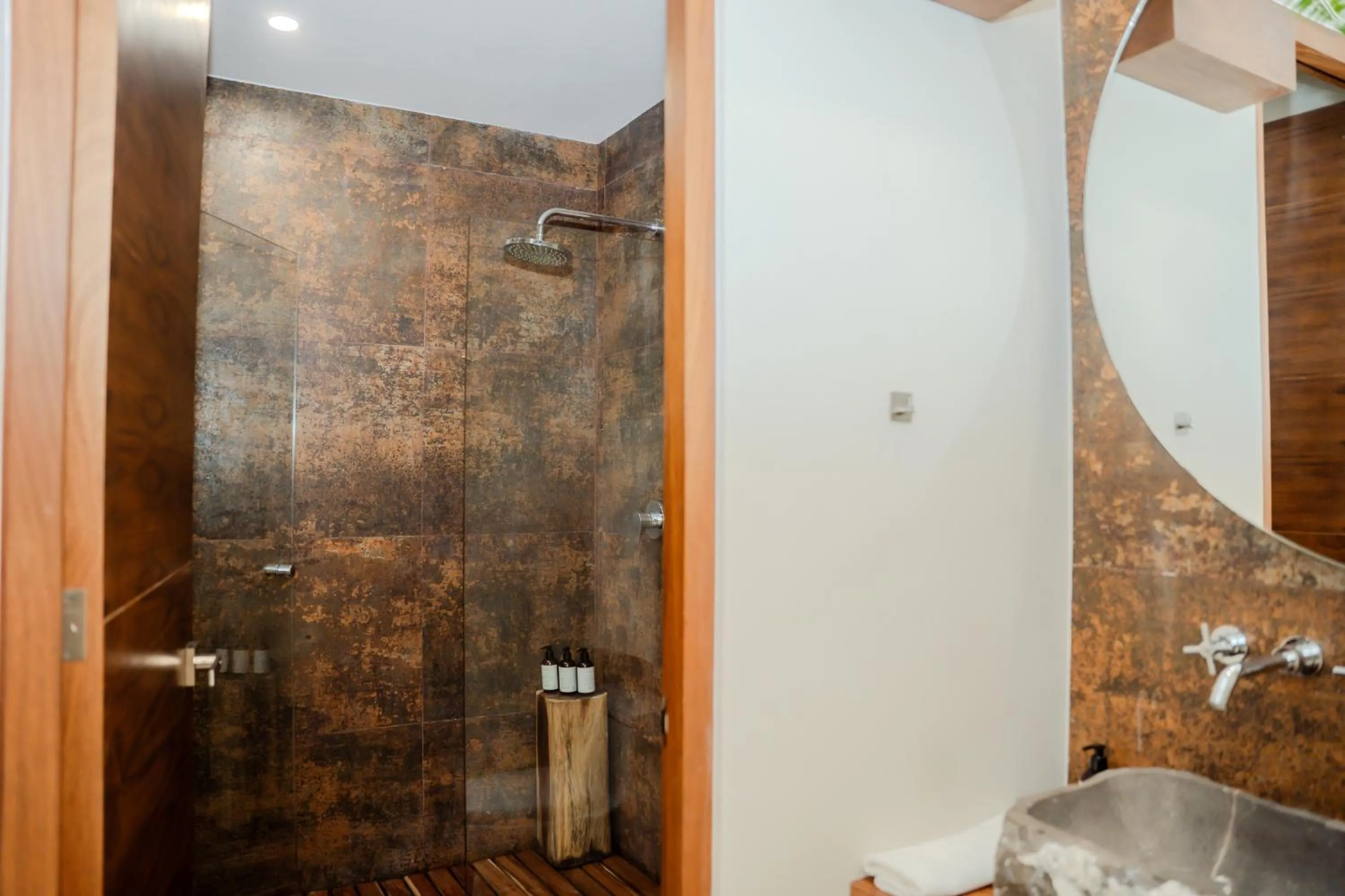 Bathroom in The Garden Residences by Casago