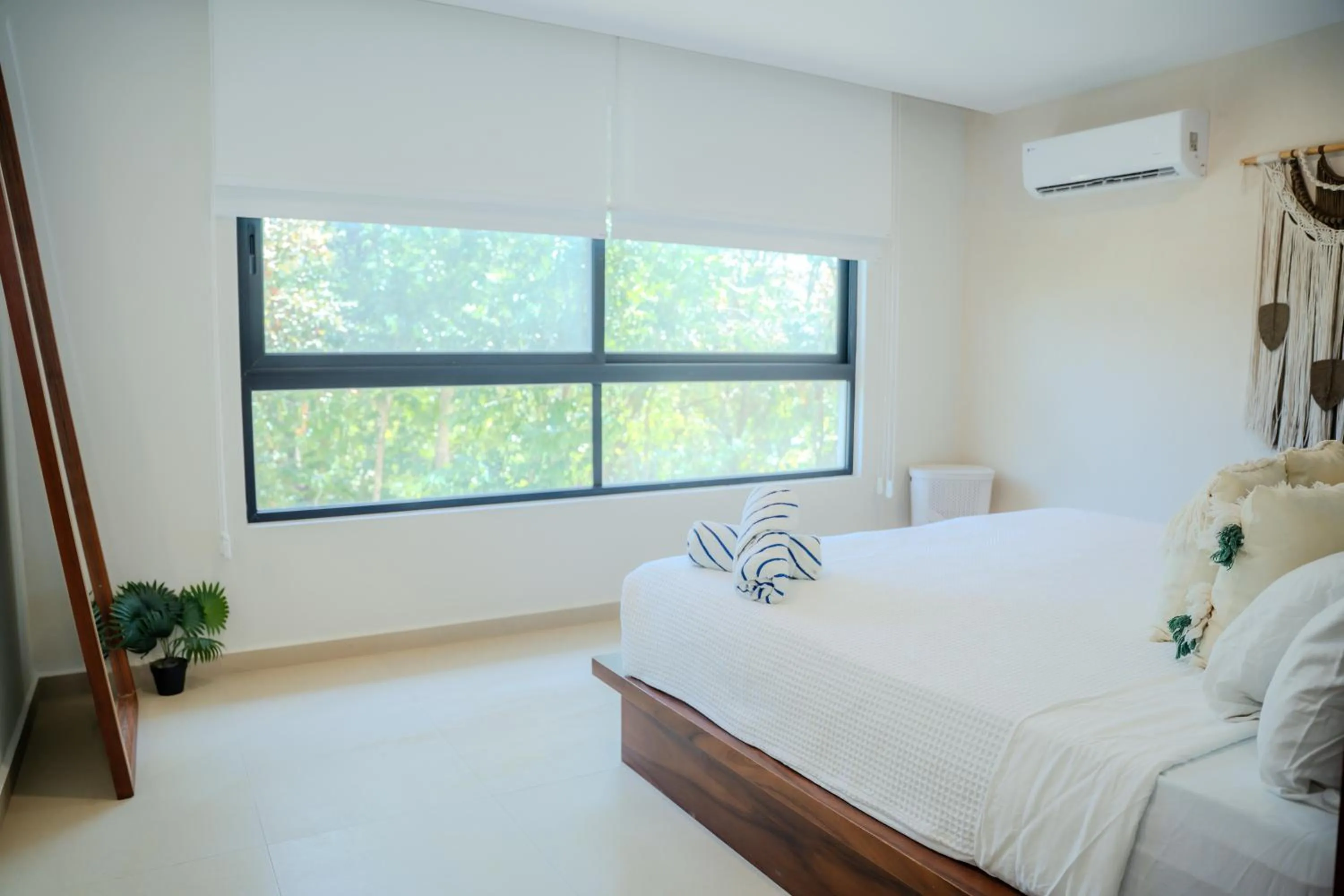 Bedroom, Bed in The Garden Residences by Casago