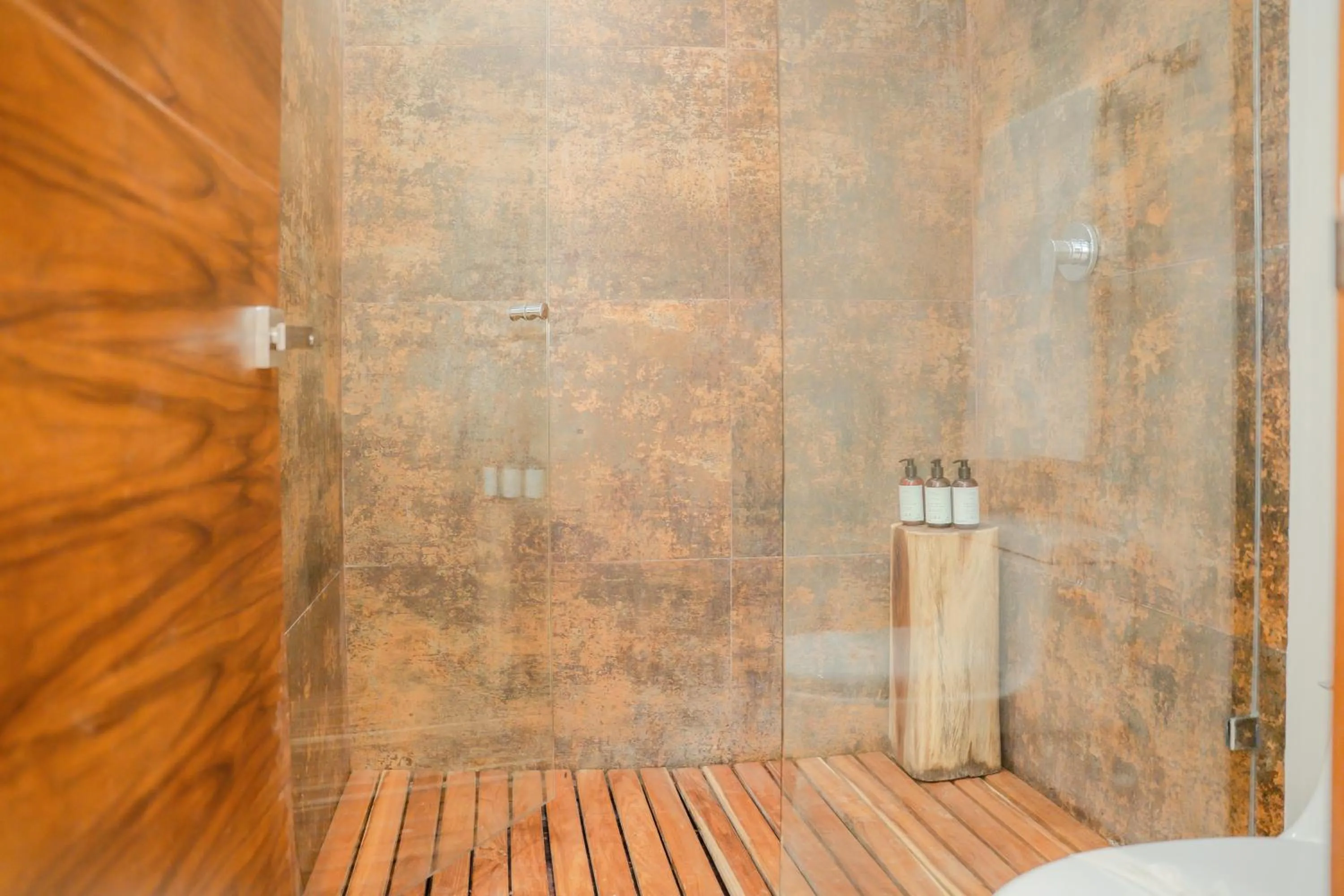 Bathroom in The Garden Residences by Casago