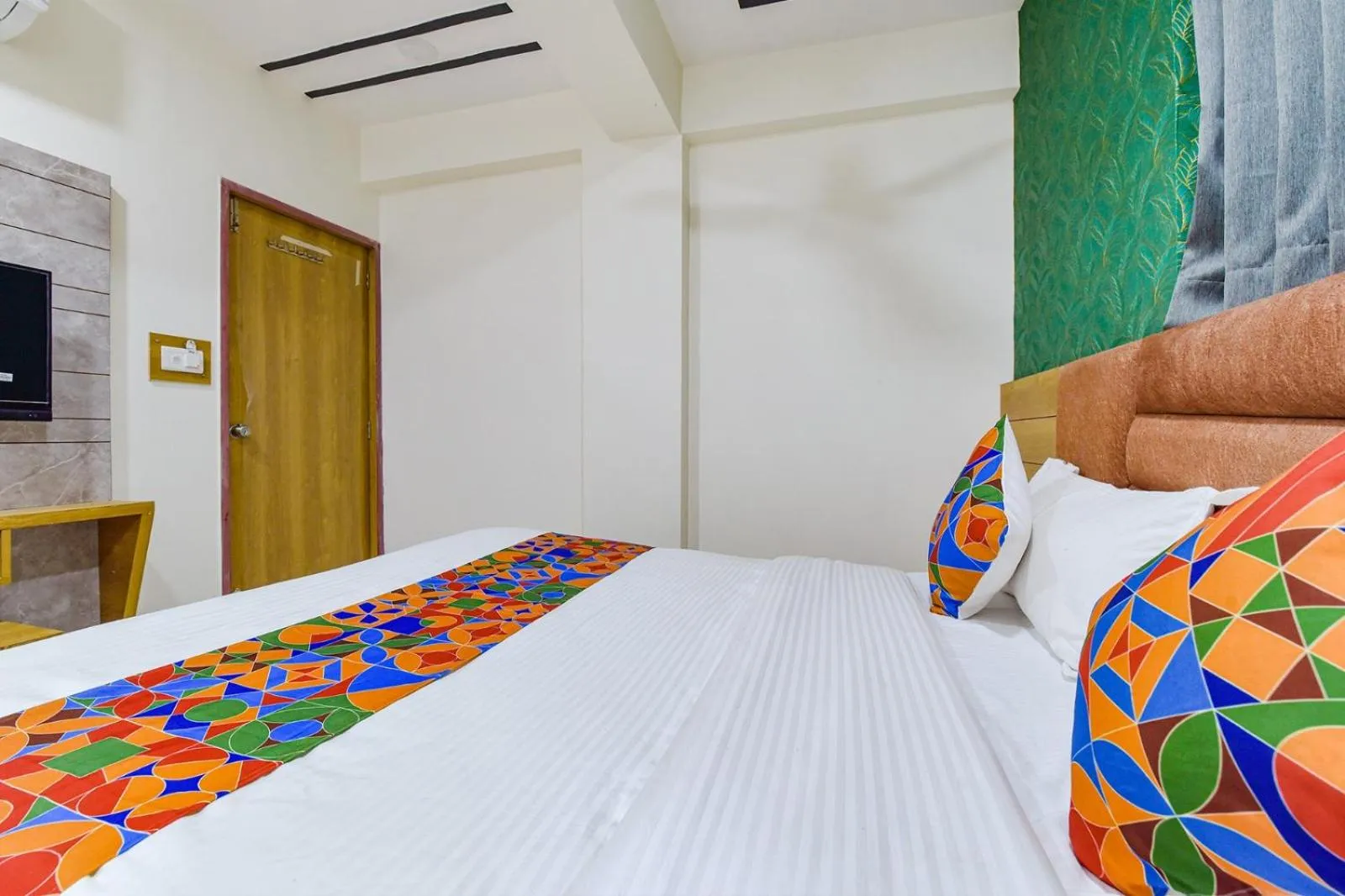 View (from property/room), Bed in Green Tree Hotel