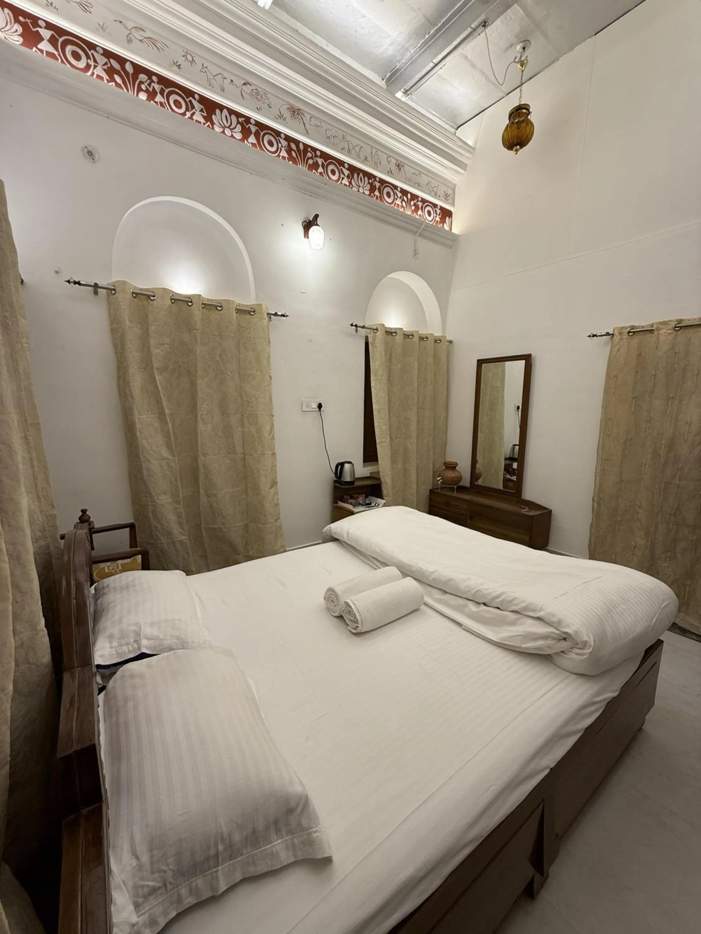 Bedroom, Bed in Rudreshwar Mahadeo Kothi