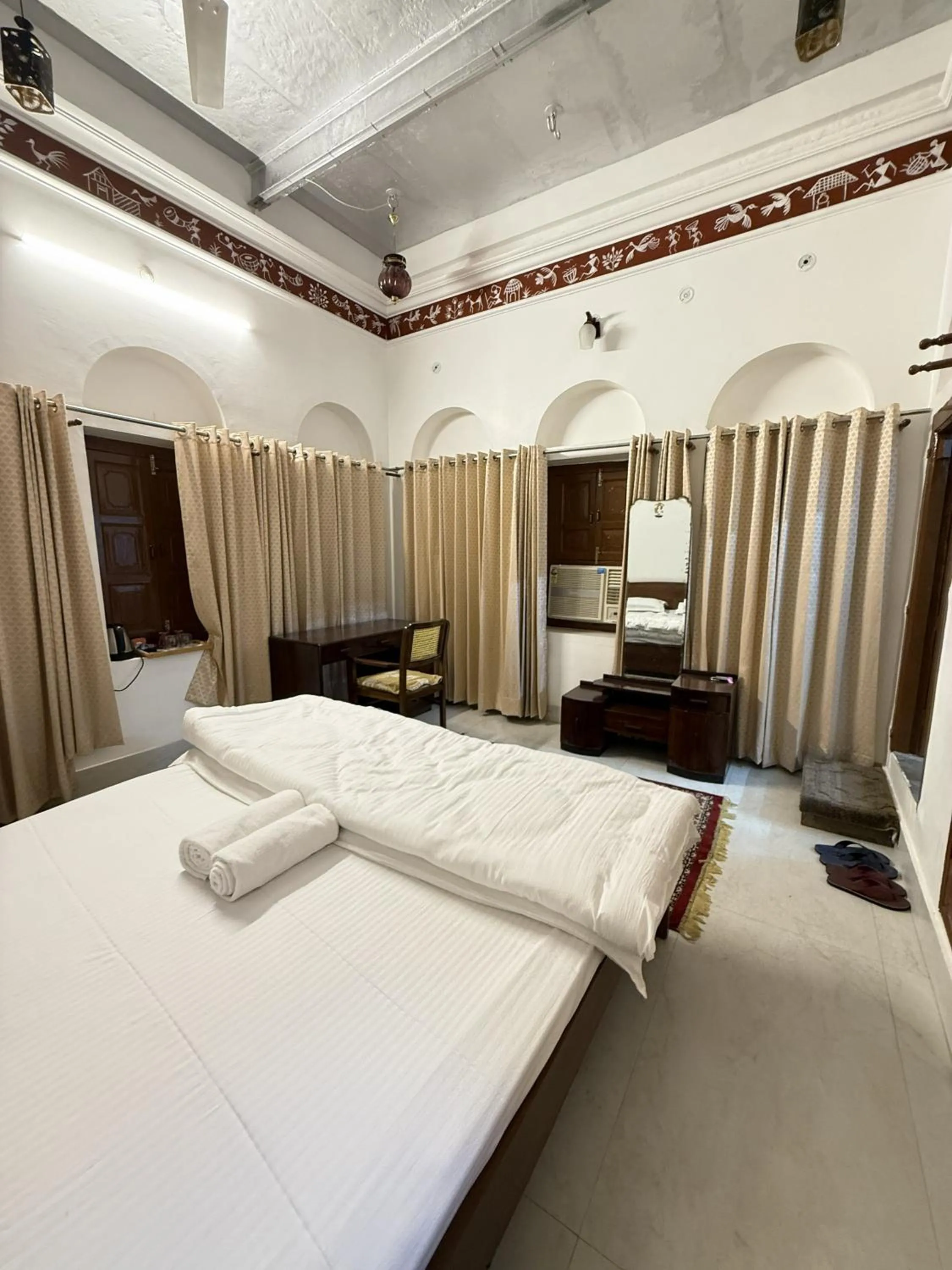 Bed in Rudreshwar Mahadeo Kothi