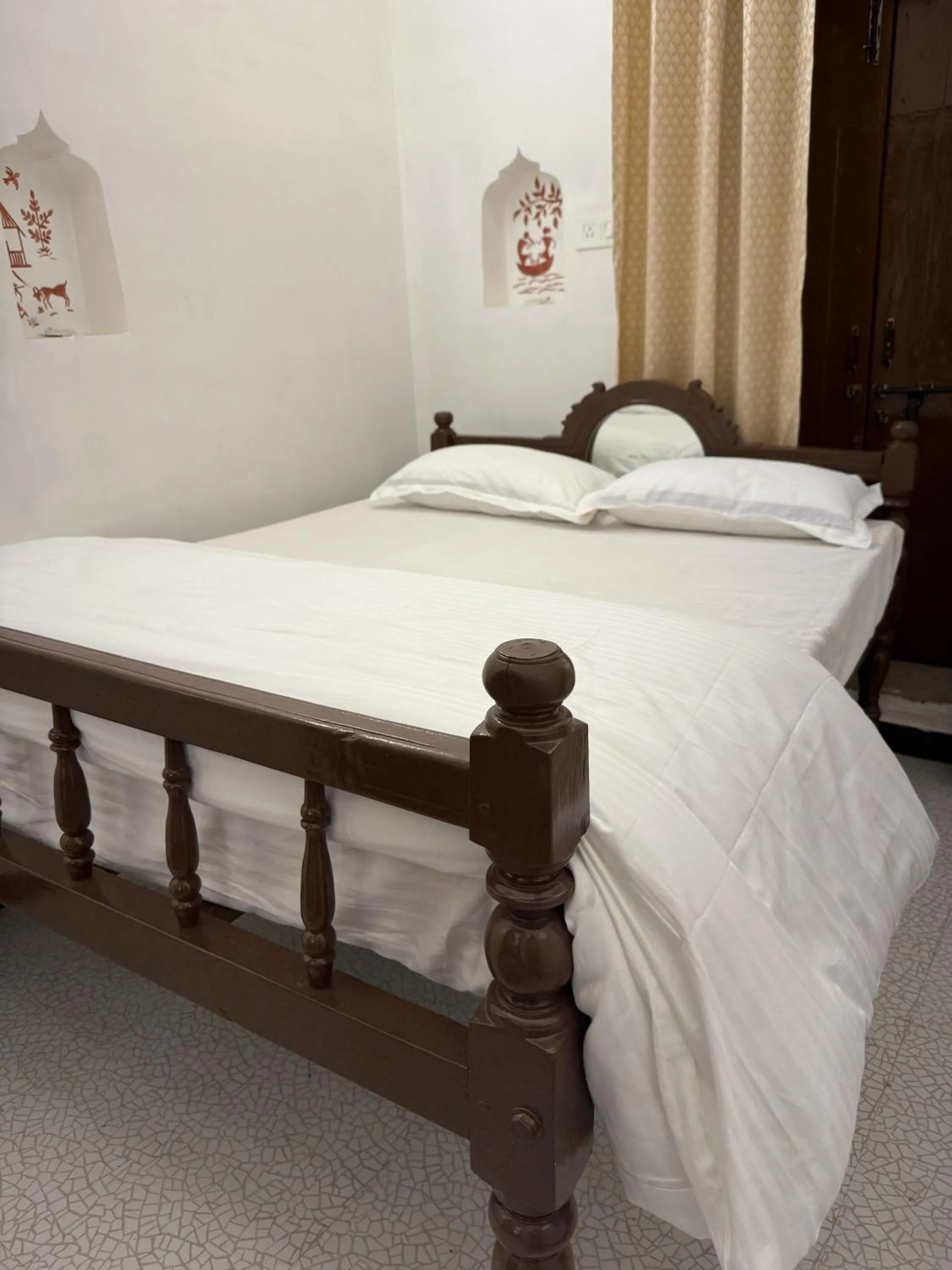 Bed in Rudreshwar Mahadeo Kothi