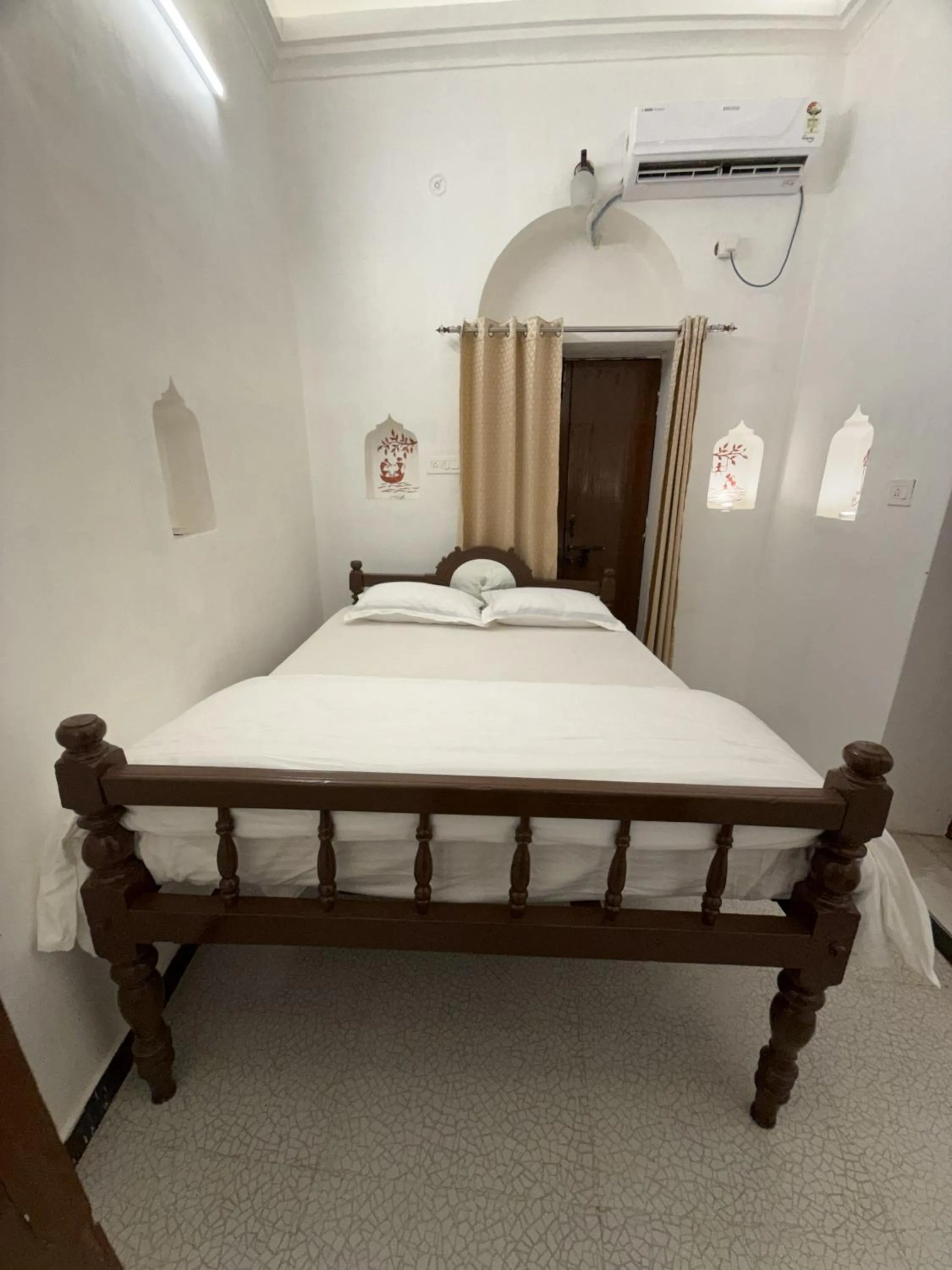 Bed in Rudreshwar Mahadeo Kothi