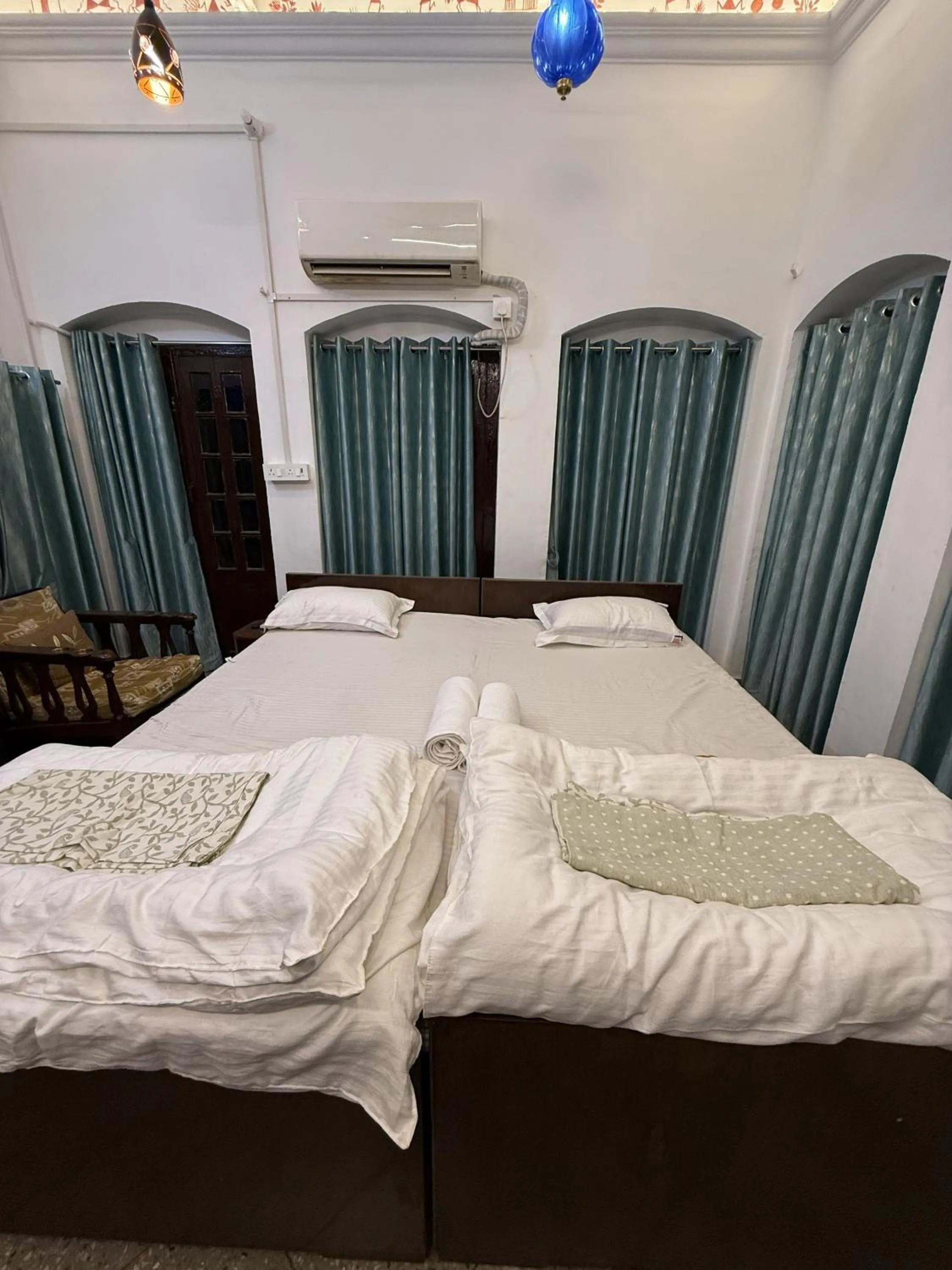 Bedroom, Bed in Rudreshwar Mahadeo Kothi