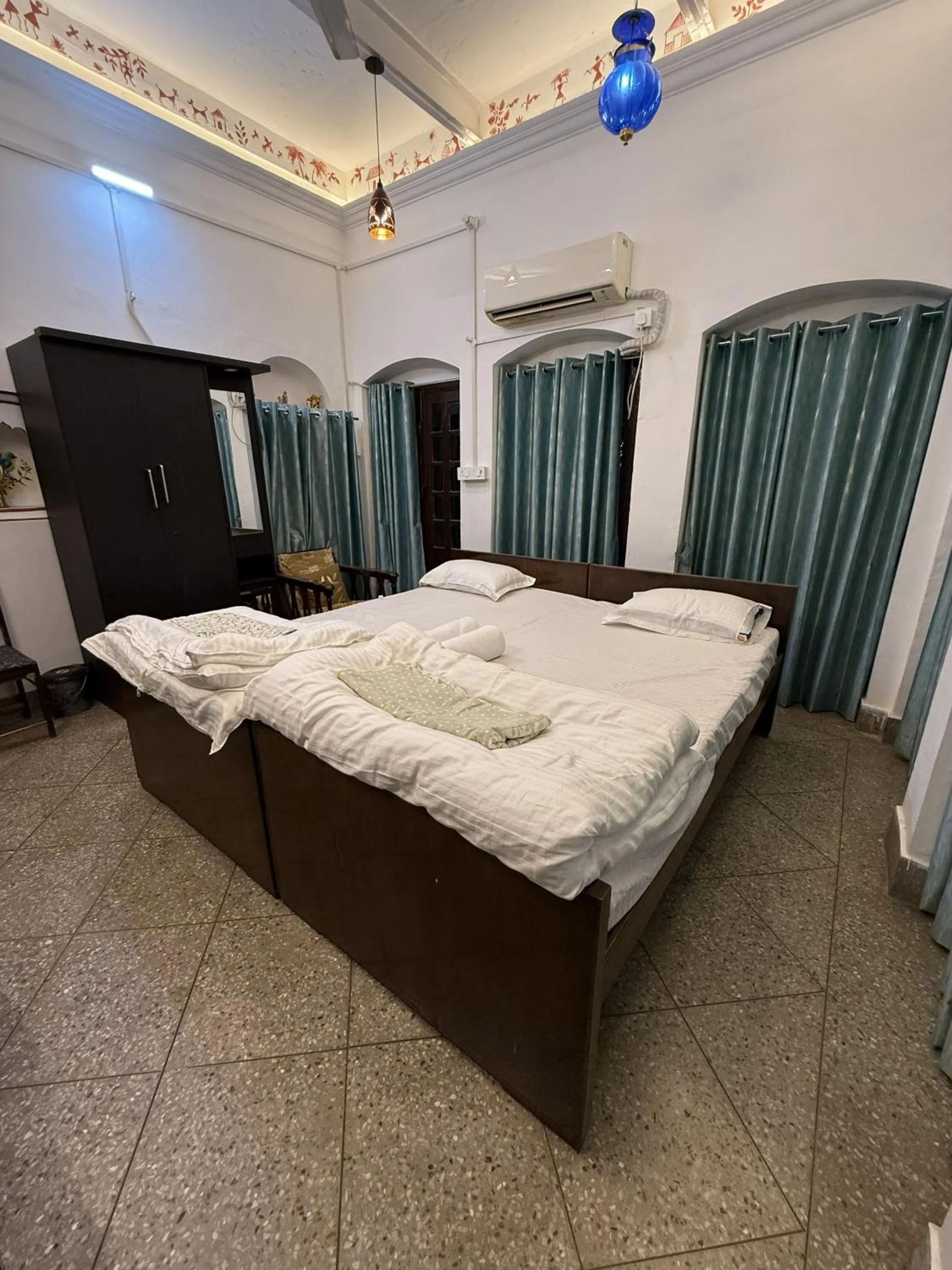 Bedroom, Bed in Rudreshwar Mahadeo Kothi