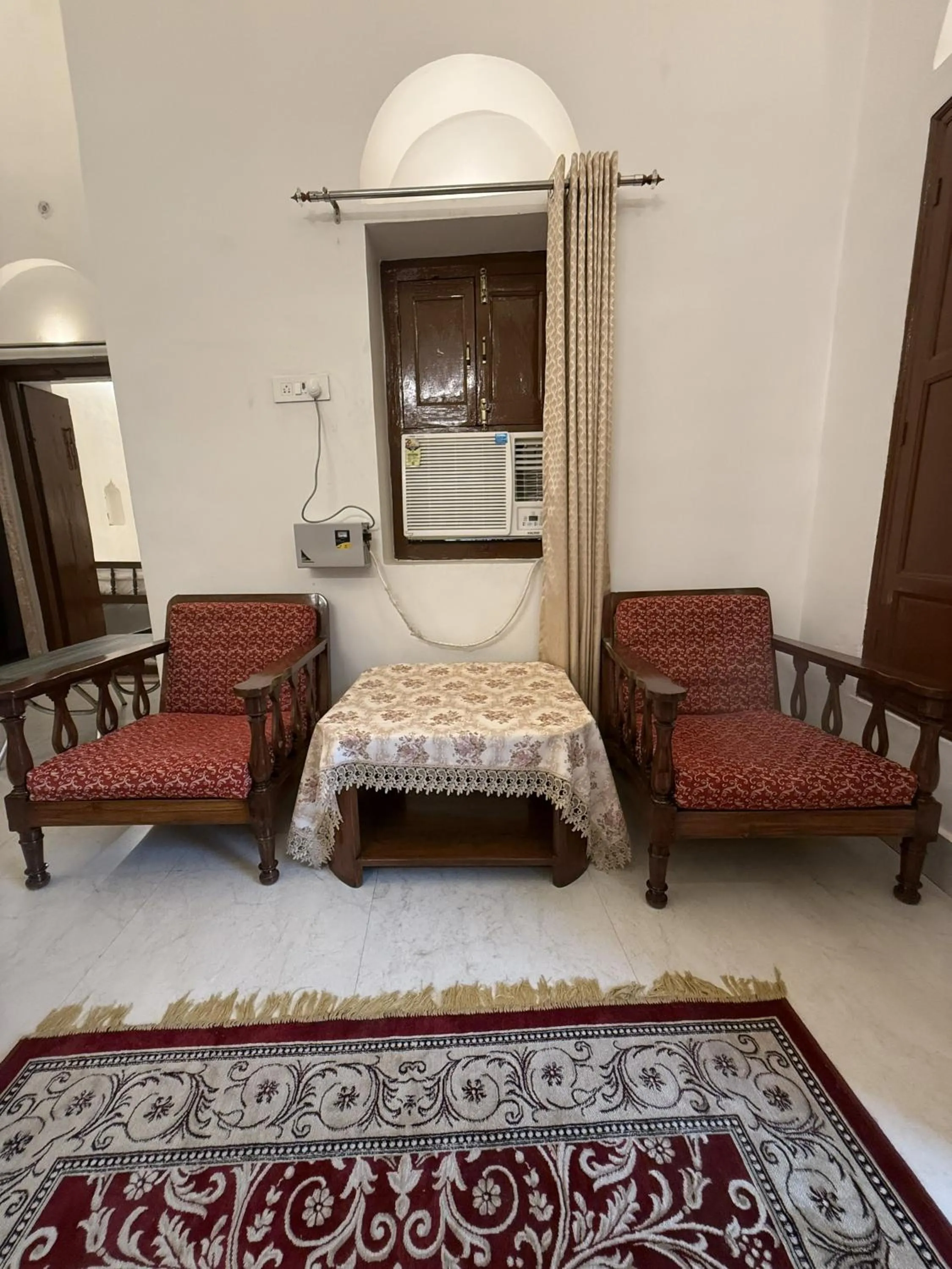 Seating area, Bed in Rudreshwar Mahadeo Kothi