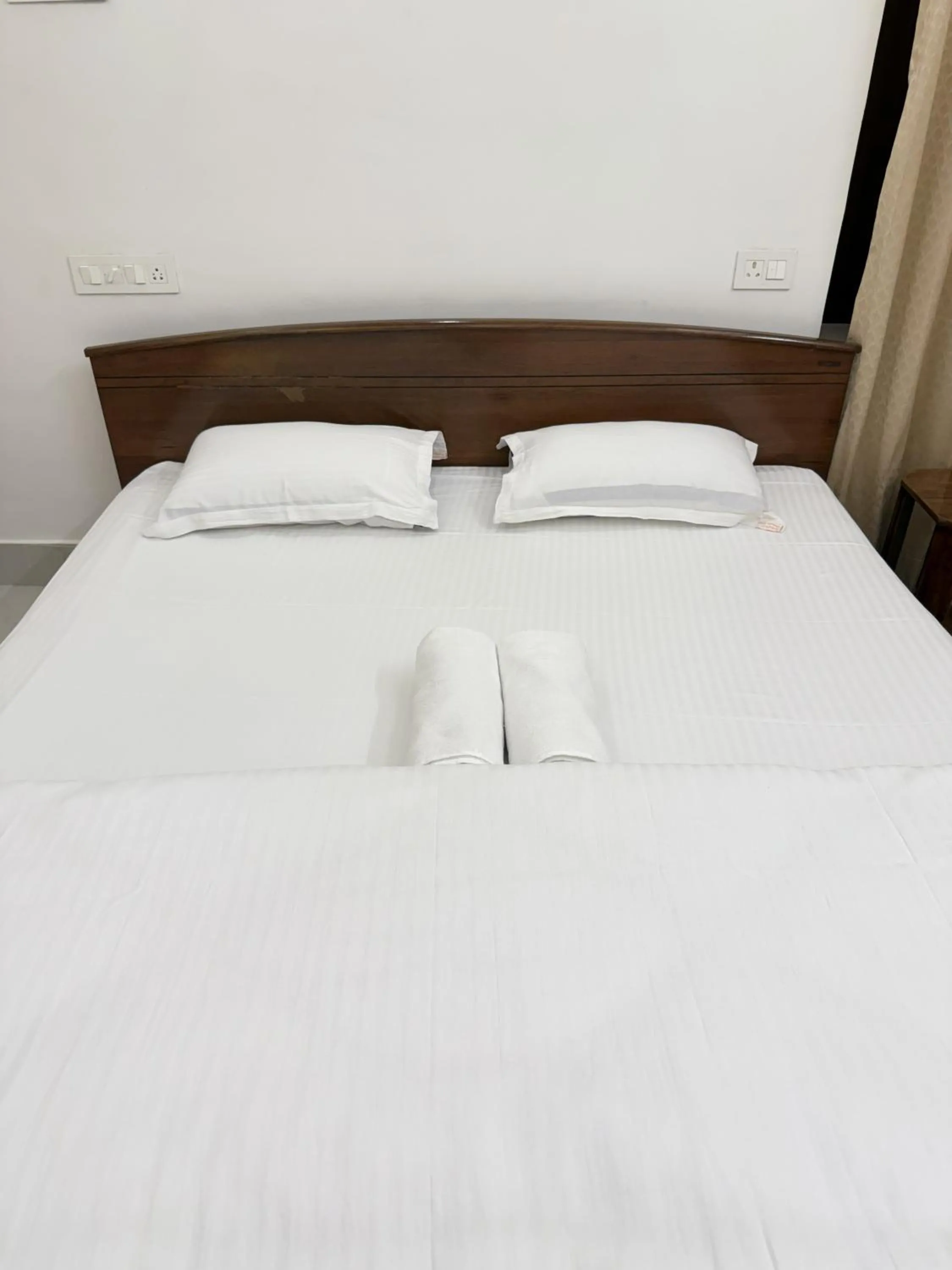 Bed in Rudreshwar Mahadeo Kothi