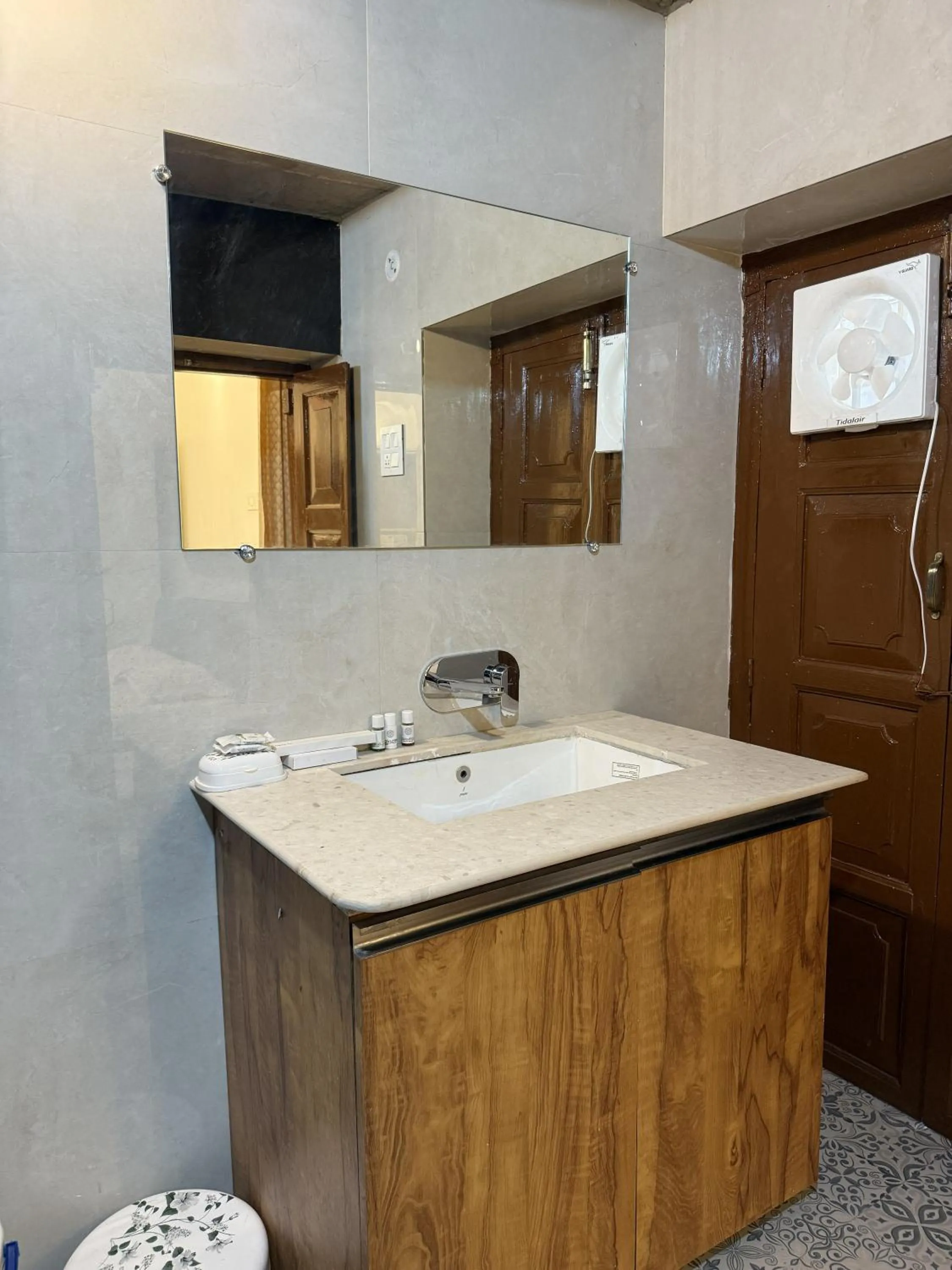 Bathroom in Rudreshwar Mahadeo Kothi