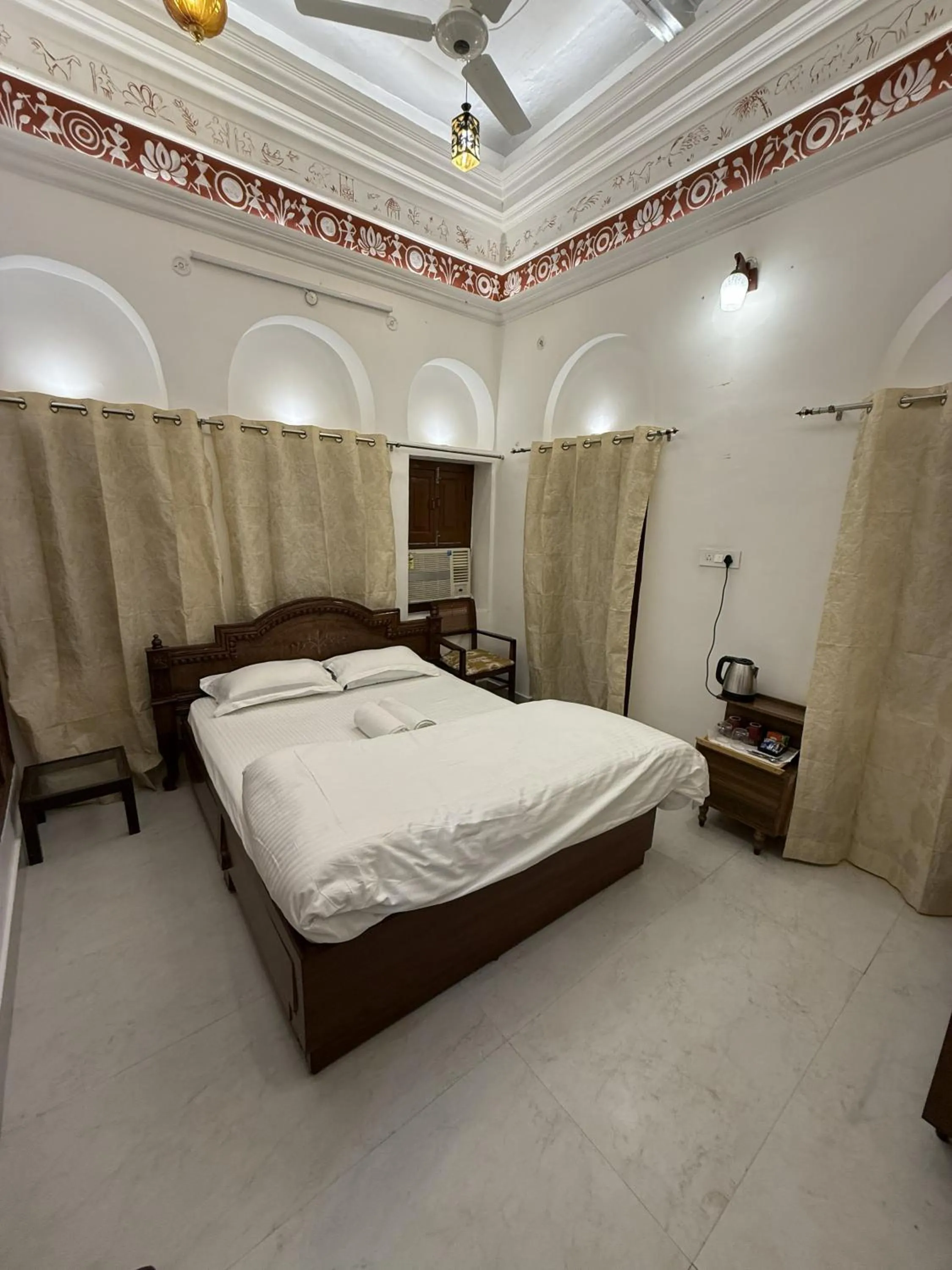 Bed in Rudreshwar Mahadeo Kothi