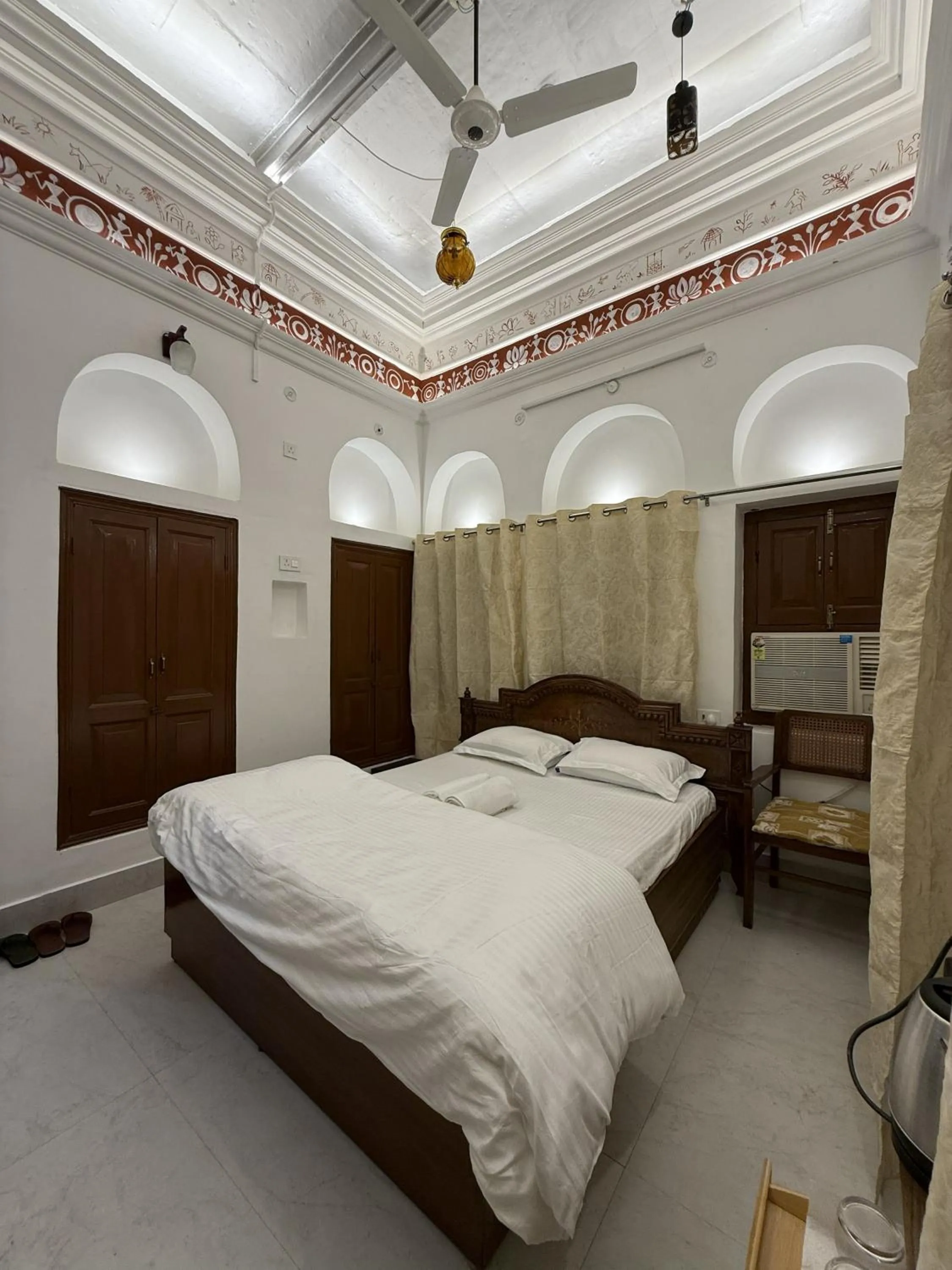 Bedroom, Bed in Rudreshwar Mahadeo Kothi
