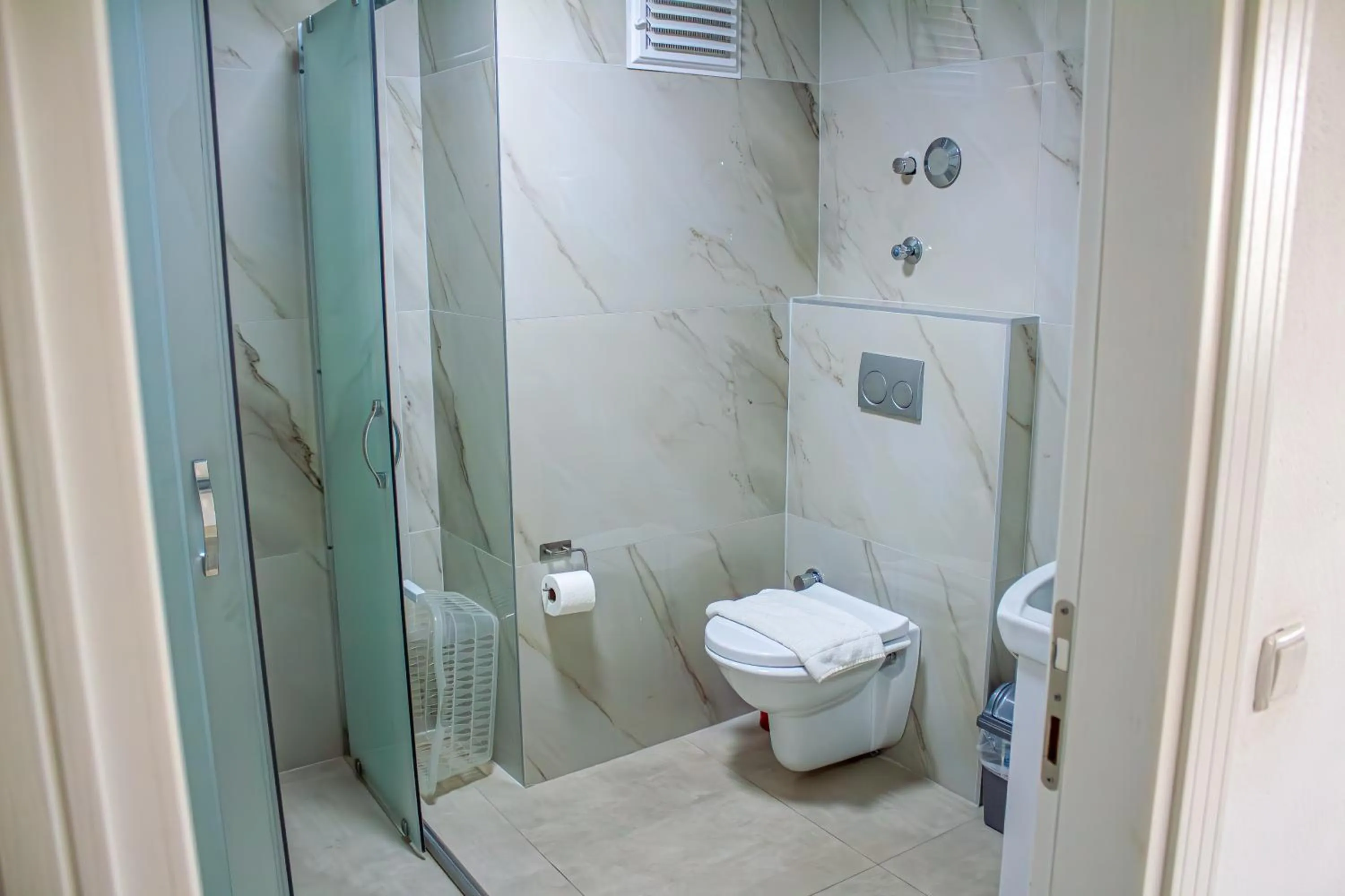 Shower in Güden-Pearl