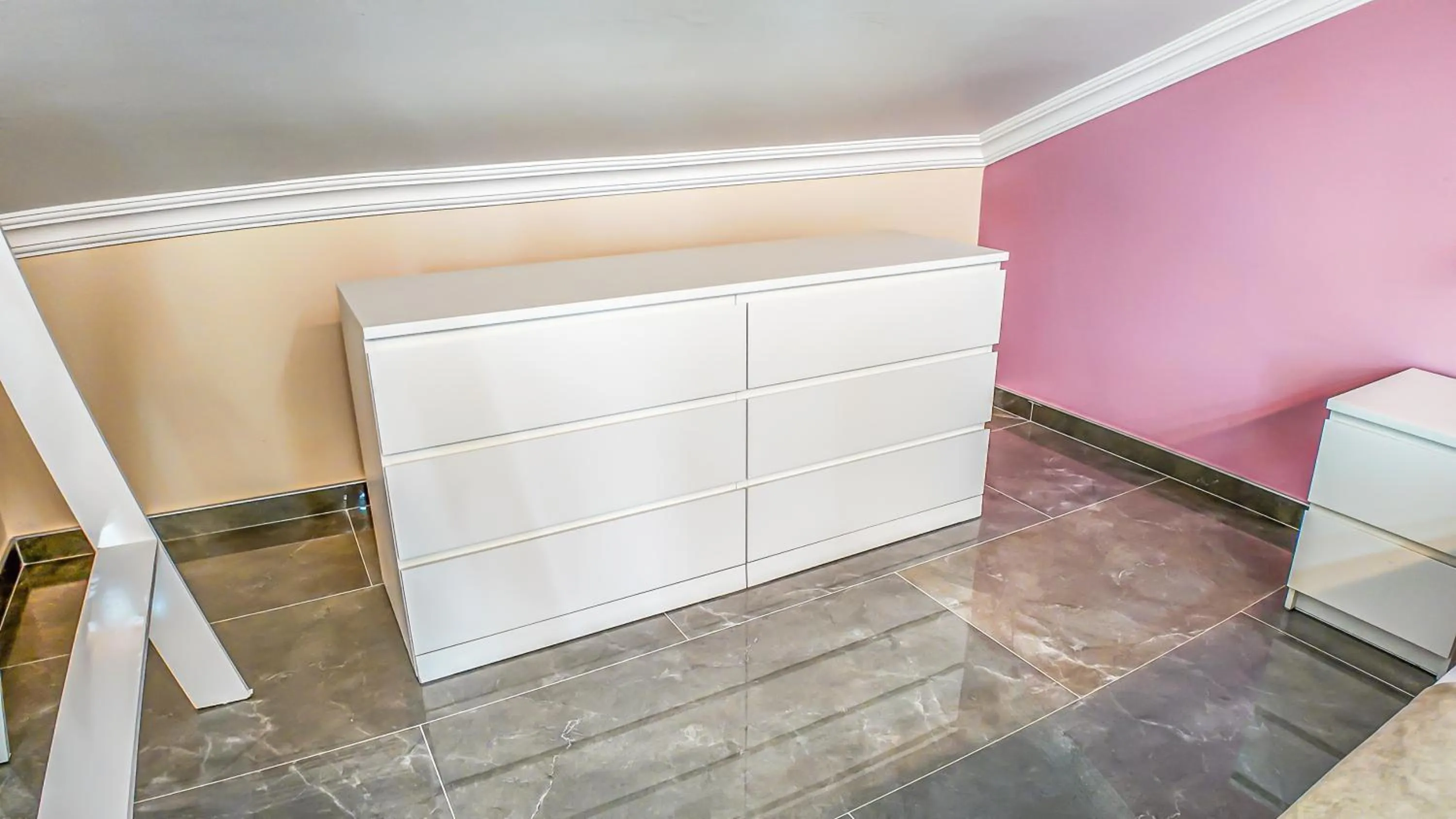 wardrobe in Güden-Pearl