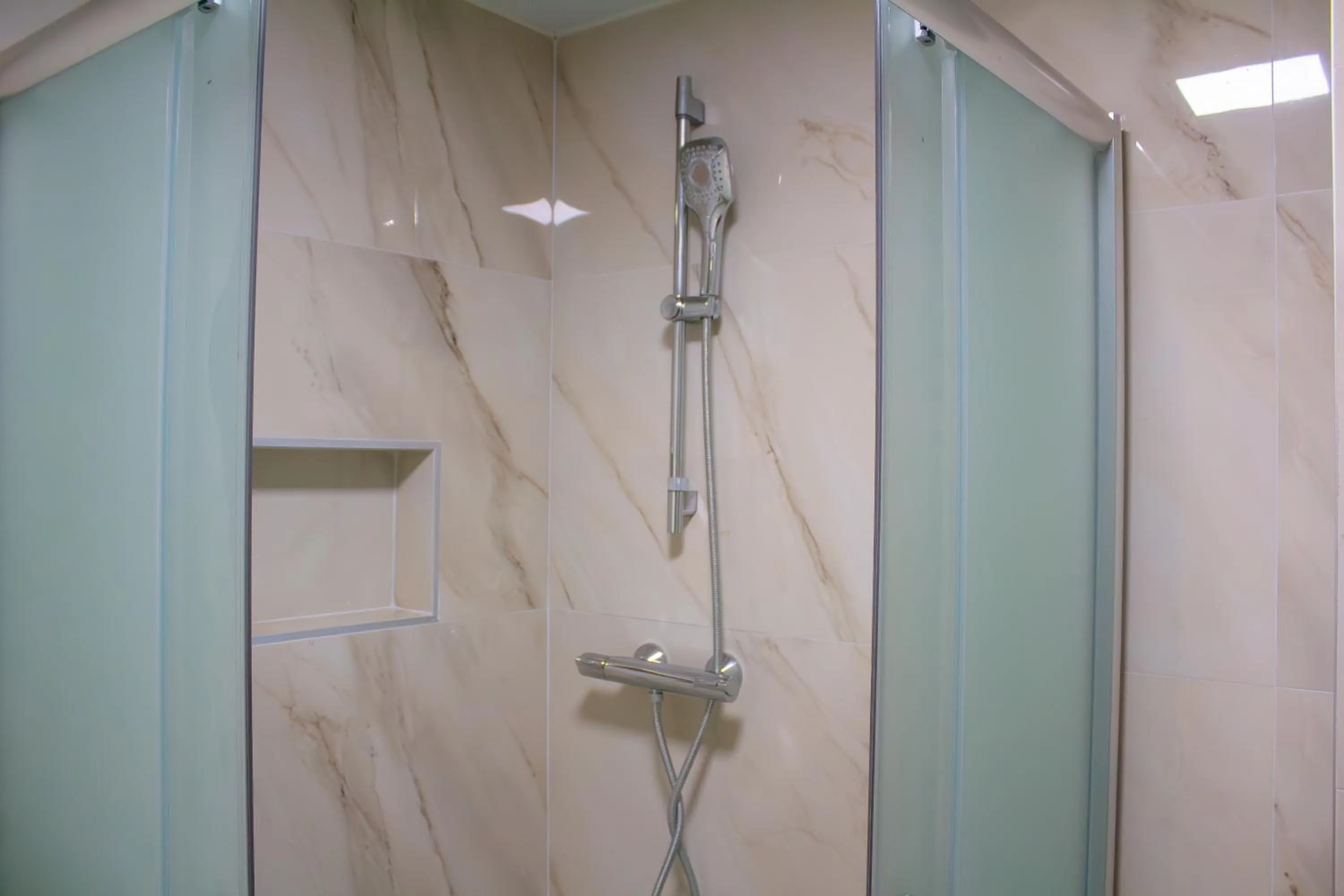 Shower in Güden-Pearl