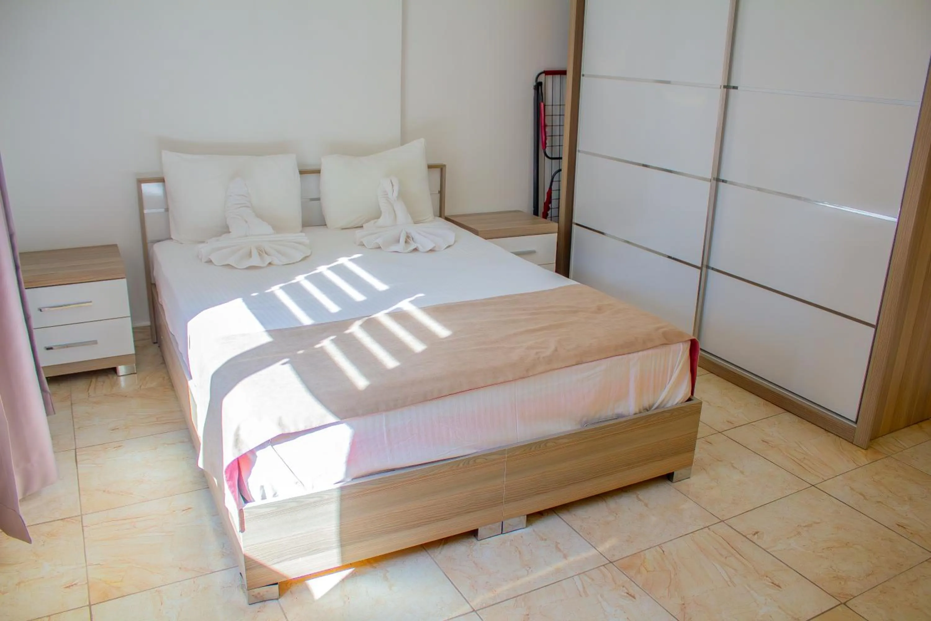 Photo of the whole room, Bed in Güden-Pearl