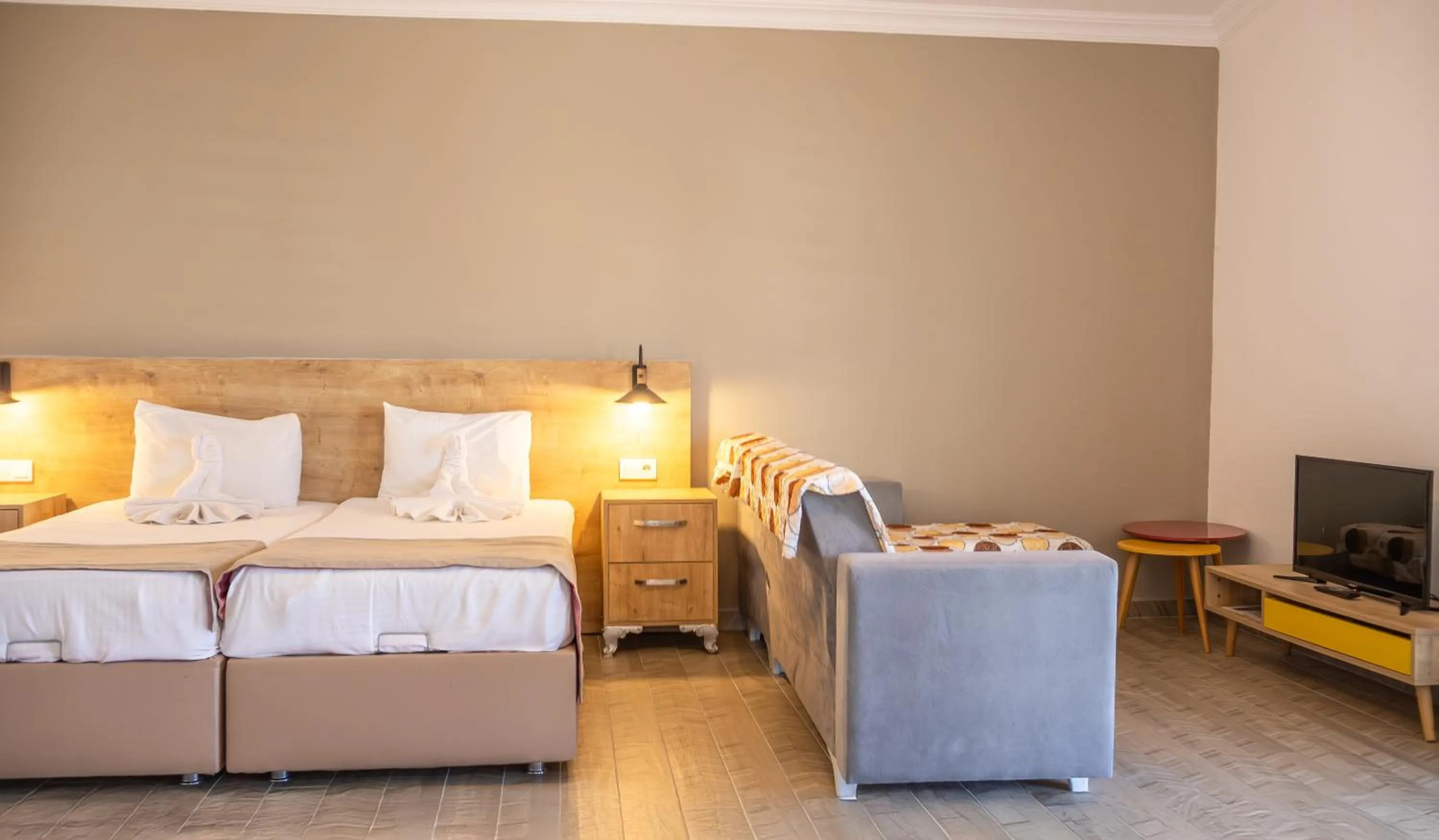 Photo of the whole room, Bed in Güden-Pearl