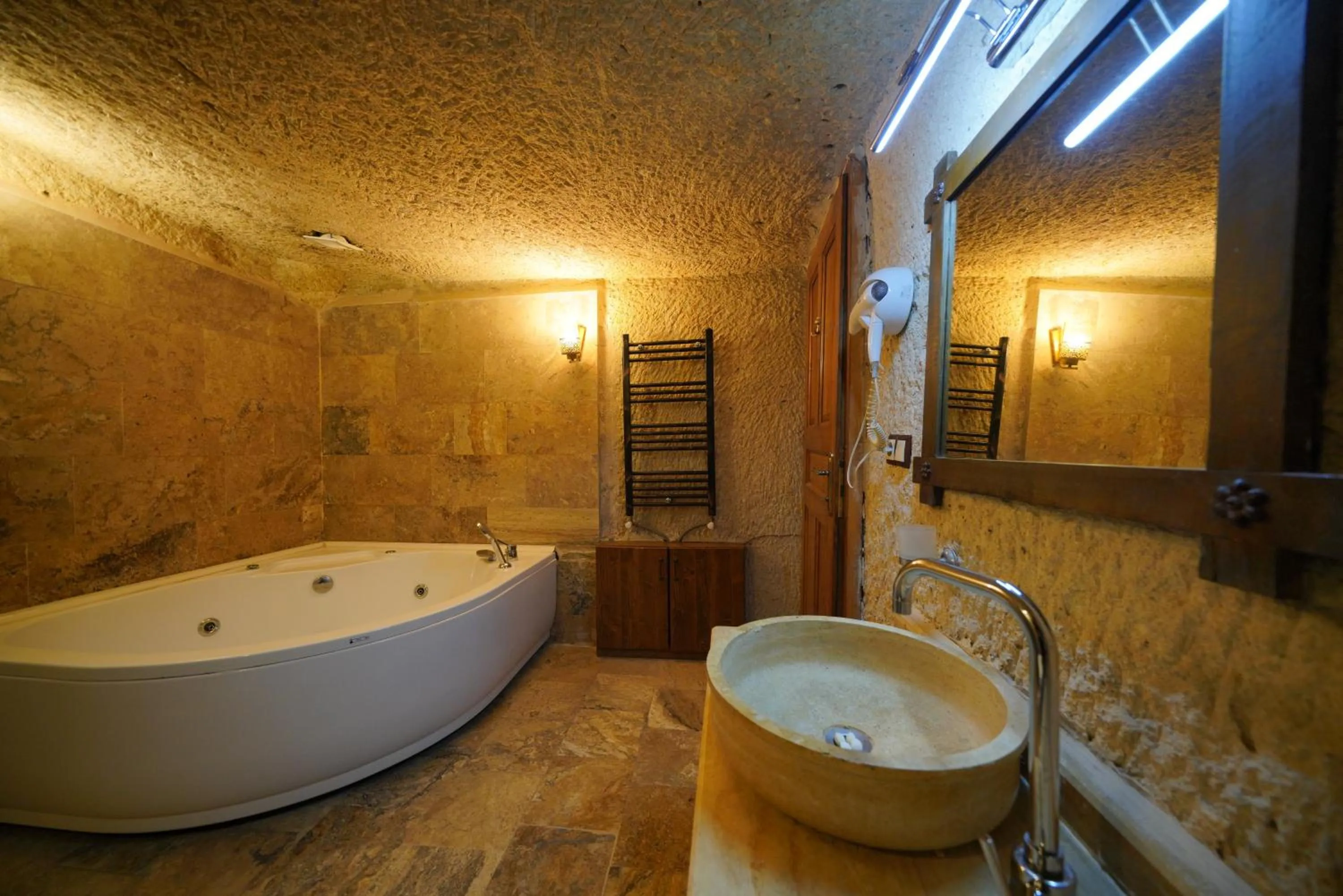 Shower in Emit Cave Hotel