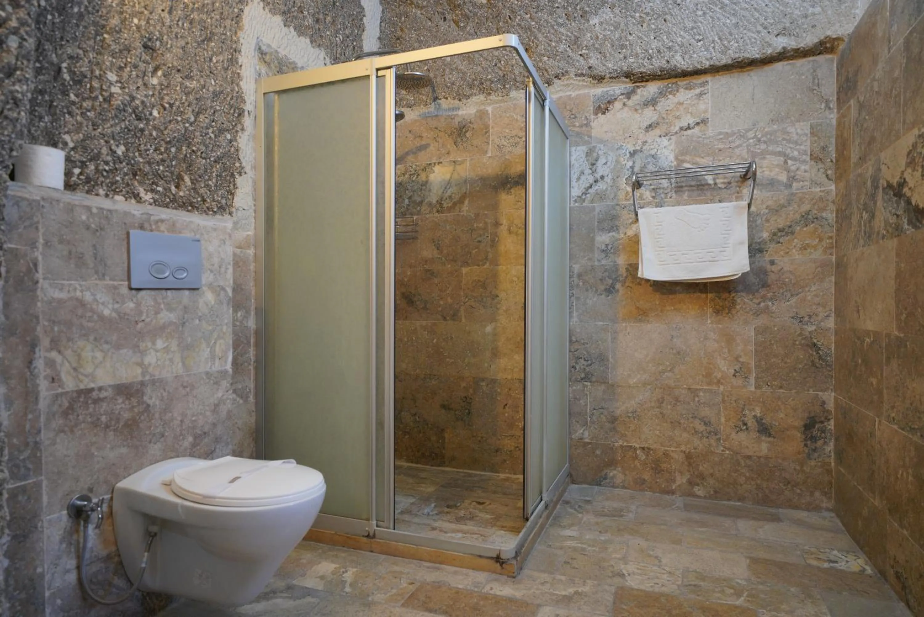 Shower in Emit Cave Hotel