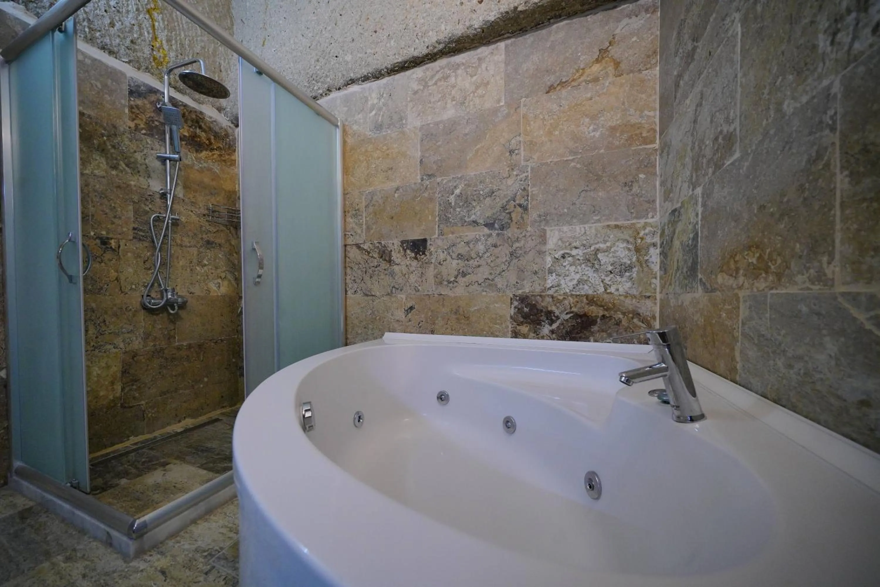 Hot Tub in Emit Cave Hotel