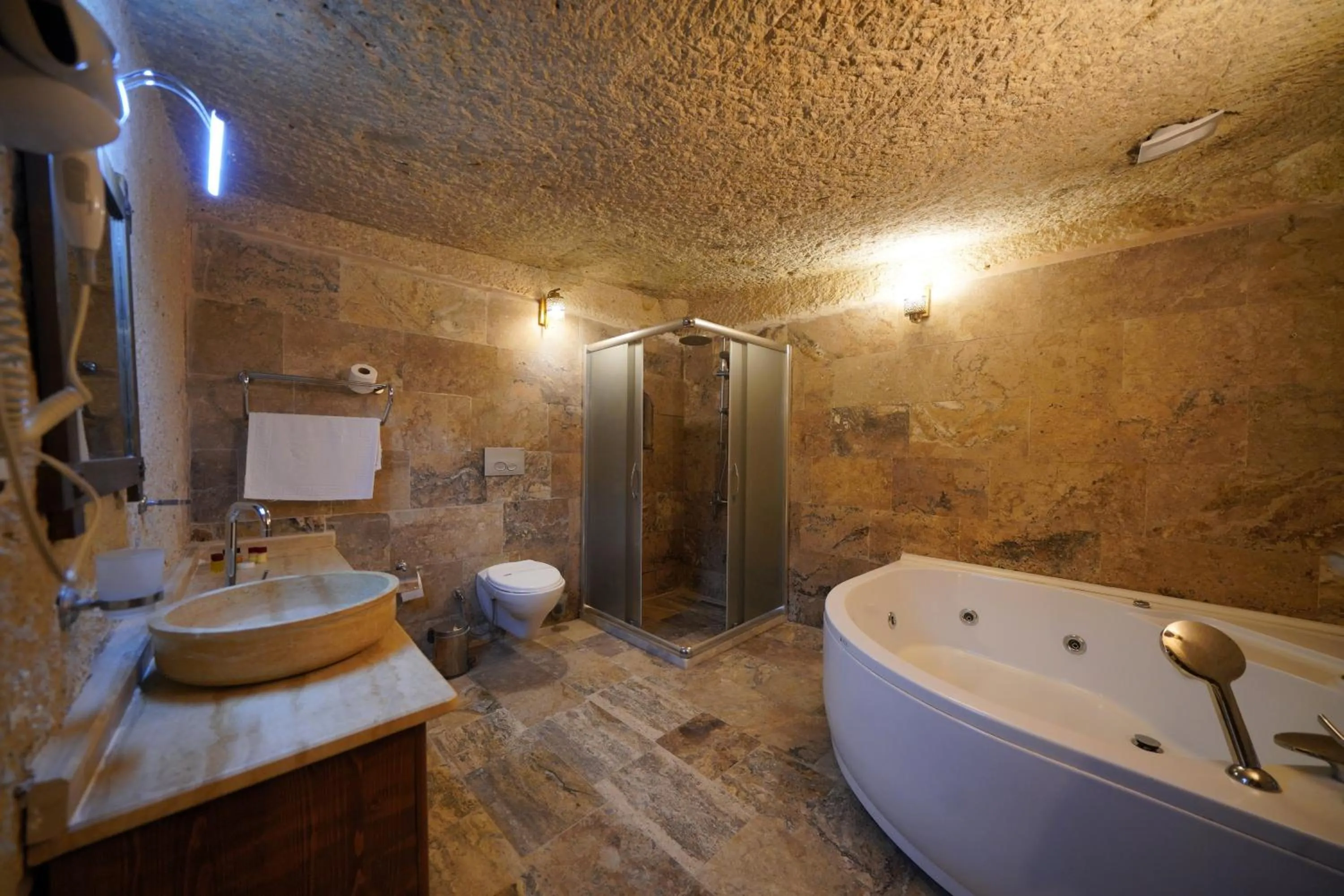 Shower in Emit Cave Hotel