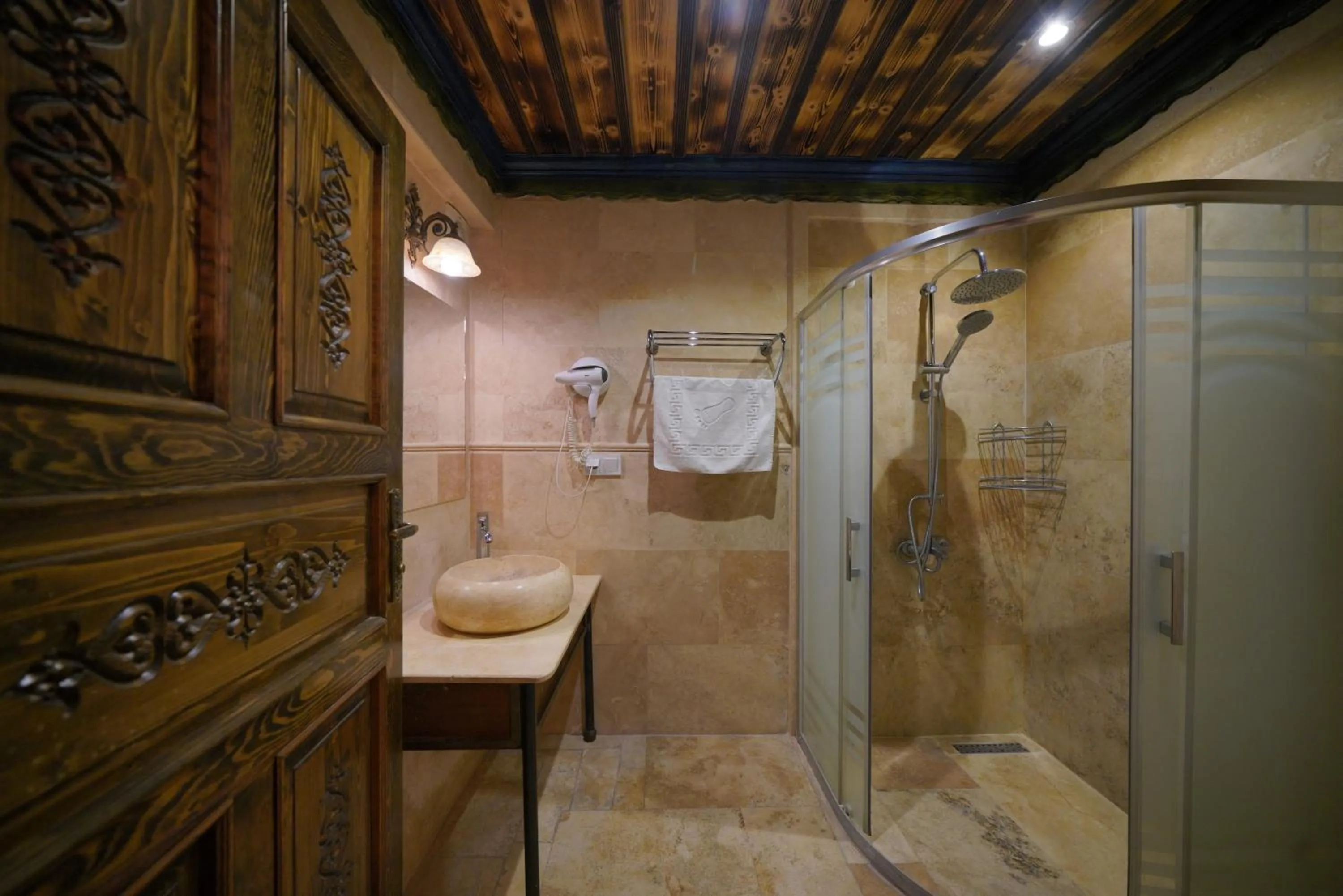 Shower in Emit Cave Hotel