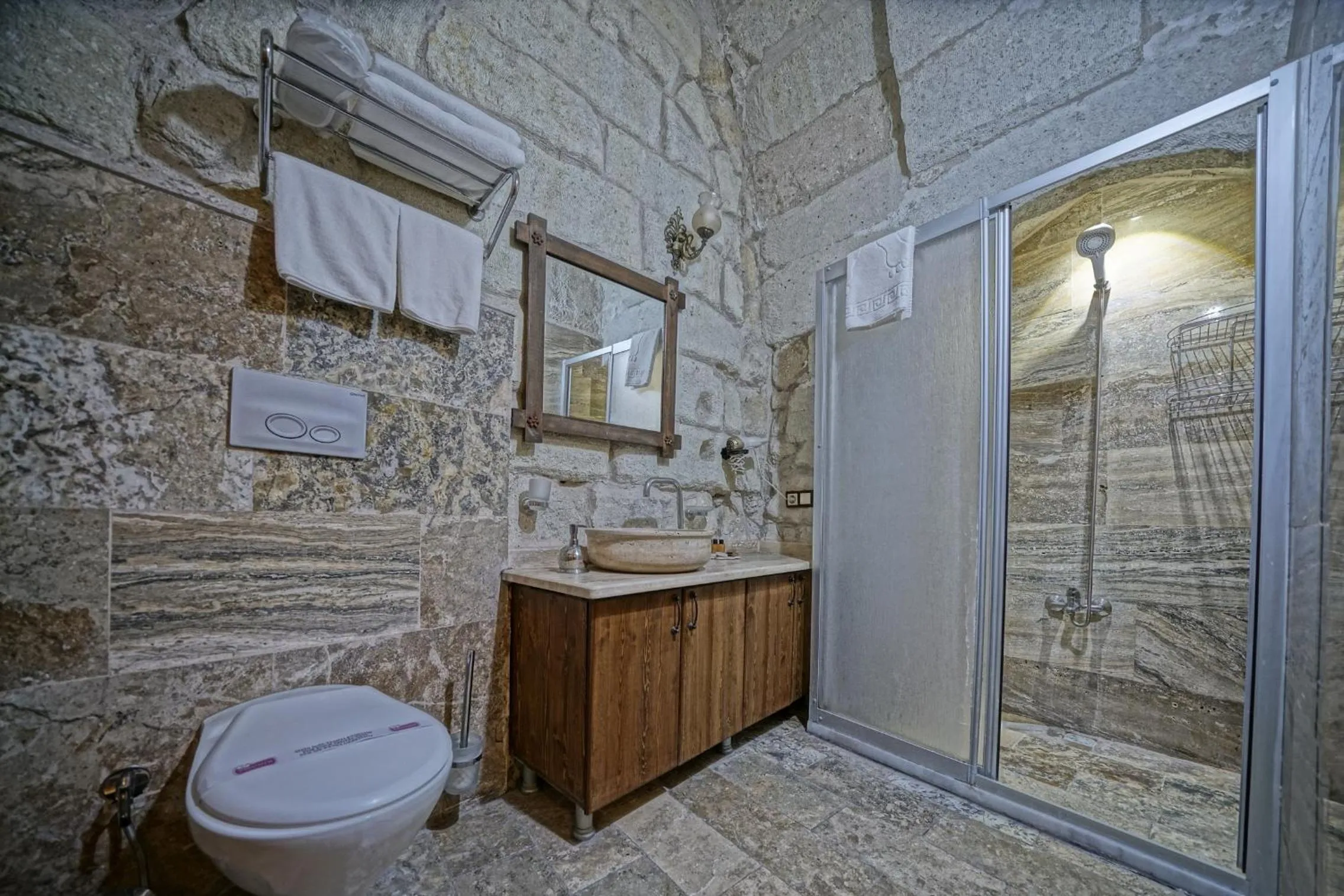 Shower in Emit Cave Hotel