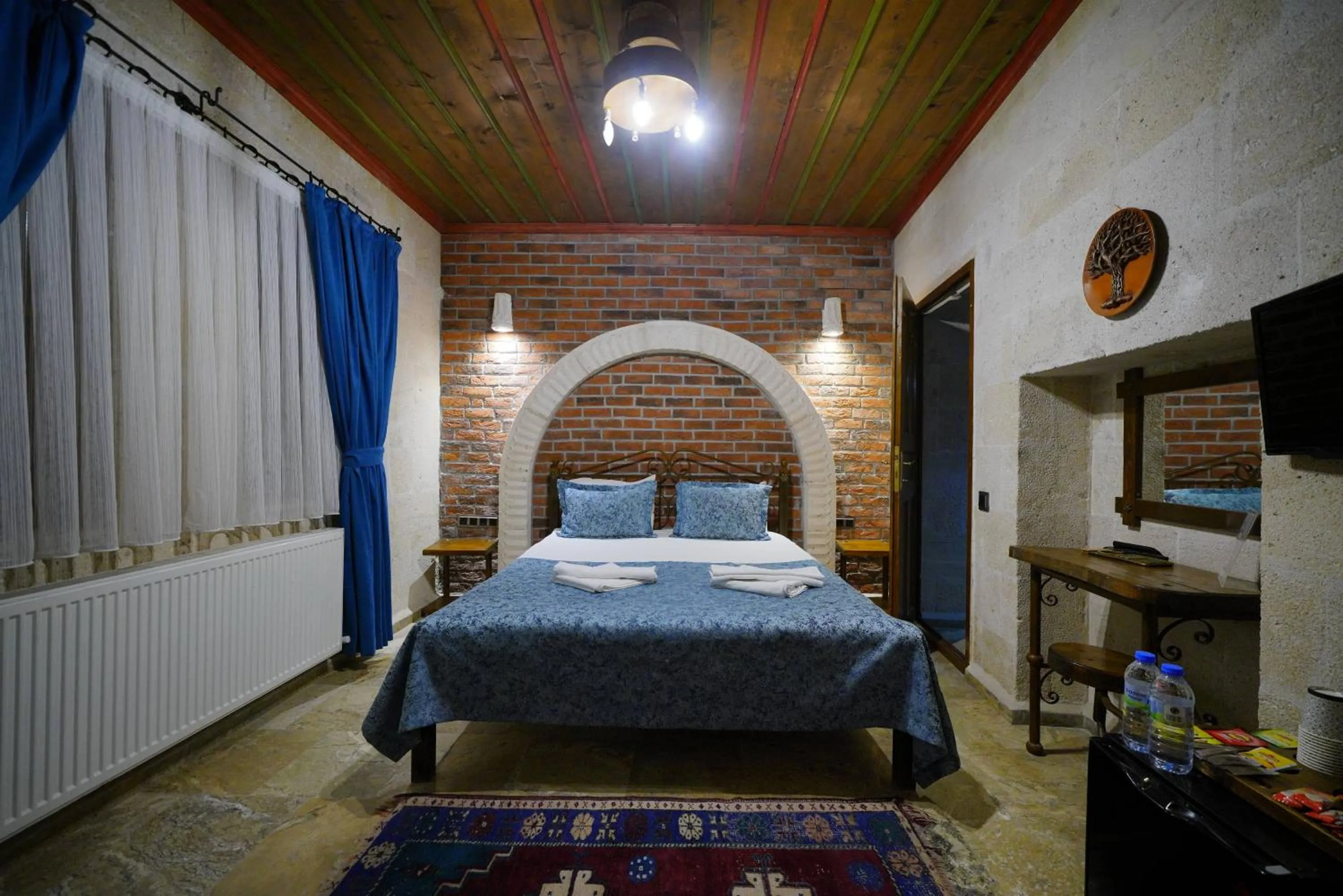 Photo of the whole room, Bed in Emit Cave Hotel