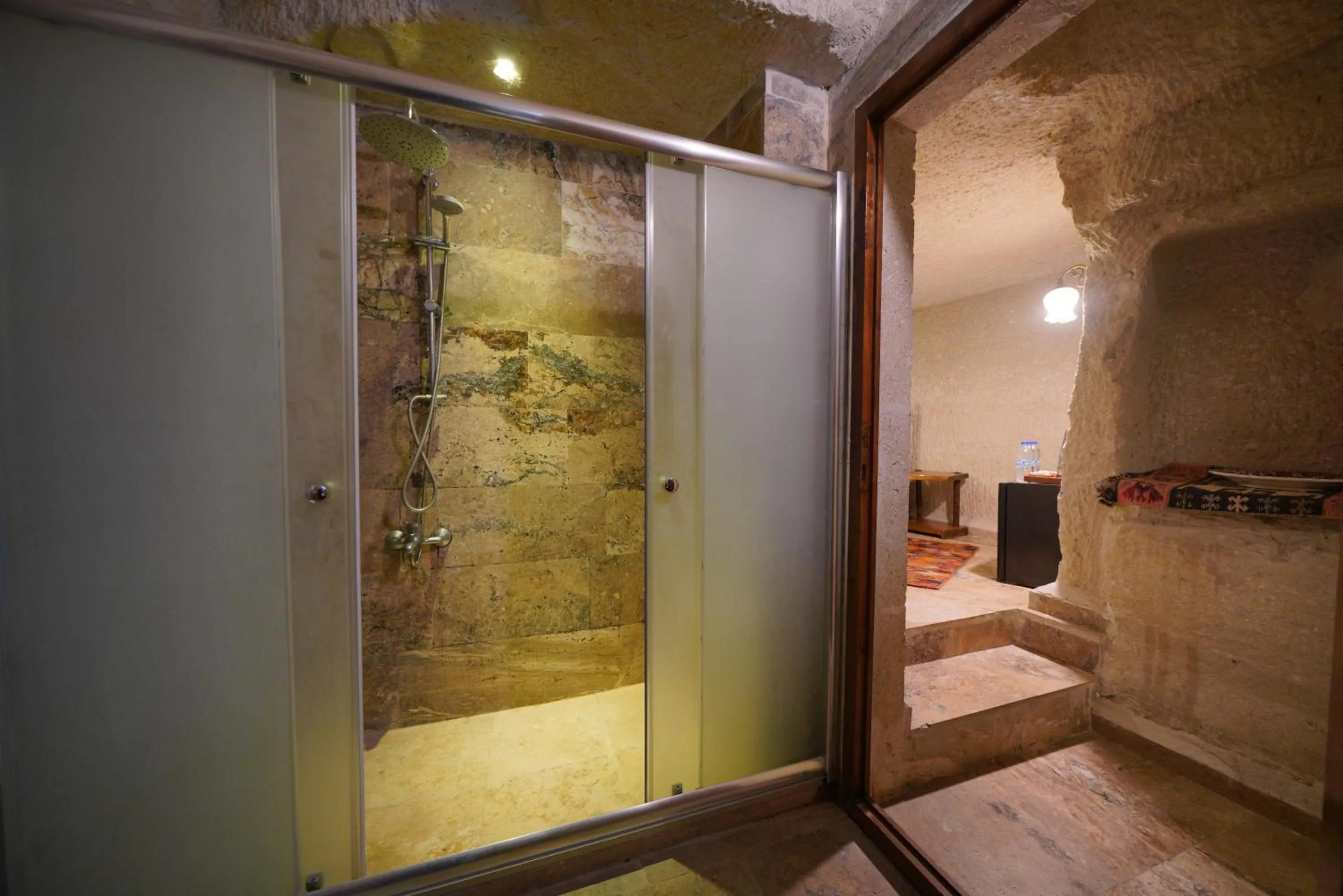 Shower in Emit Cave Hotel