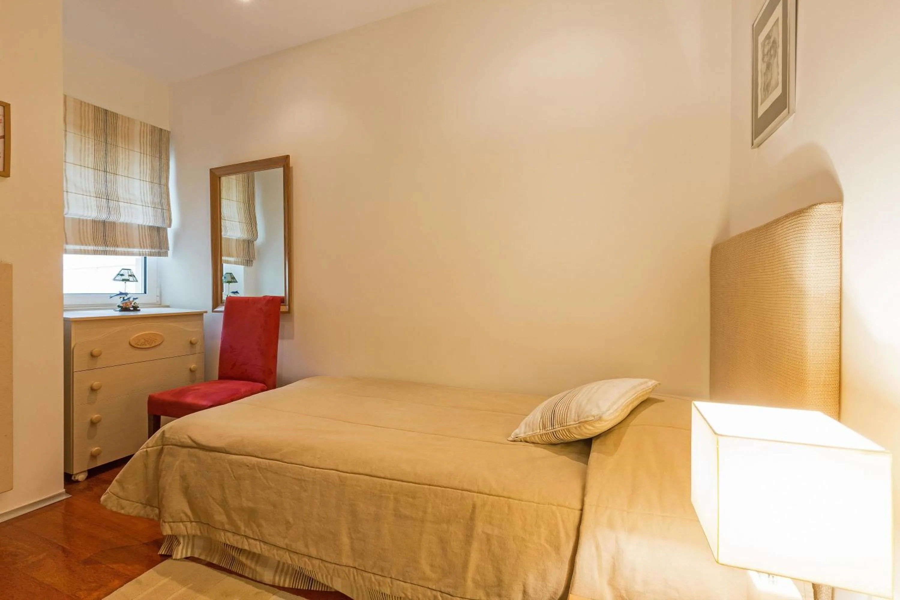 Bedroom, Bed in Sunny Lounge Apartment