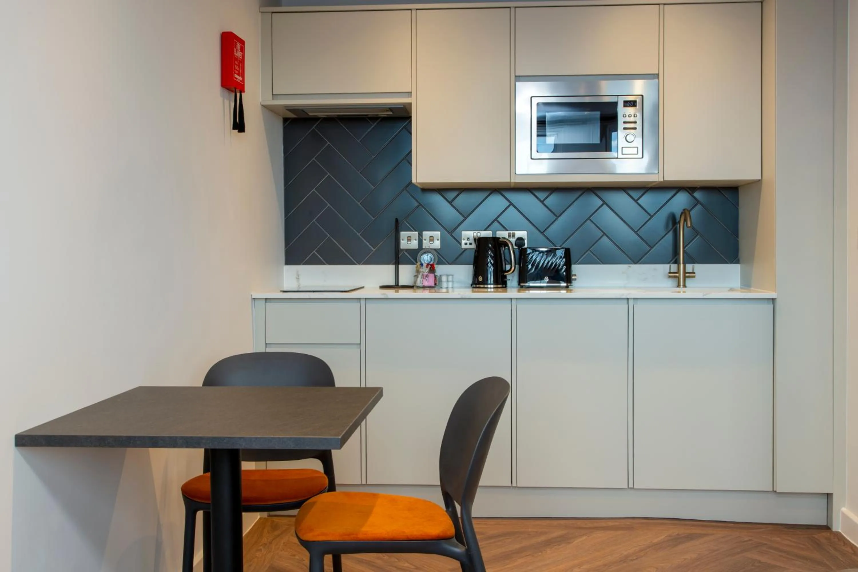 Kitchen or kitchenette in Station Suites Aparthotel