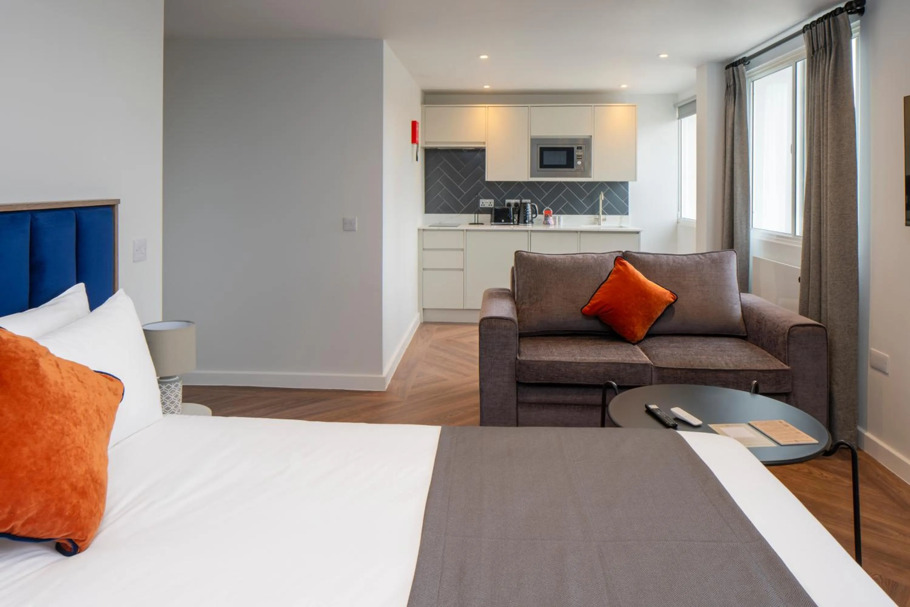 Kitchen or kitchenette, Bed in Station Suites Aparthotel