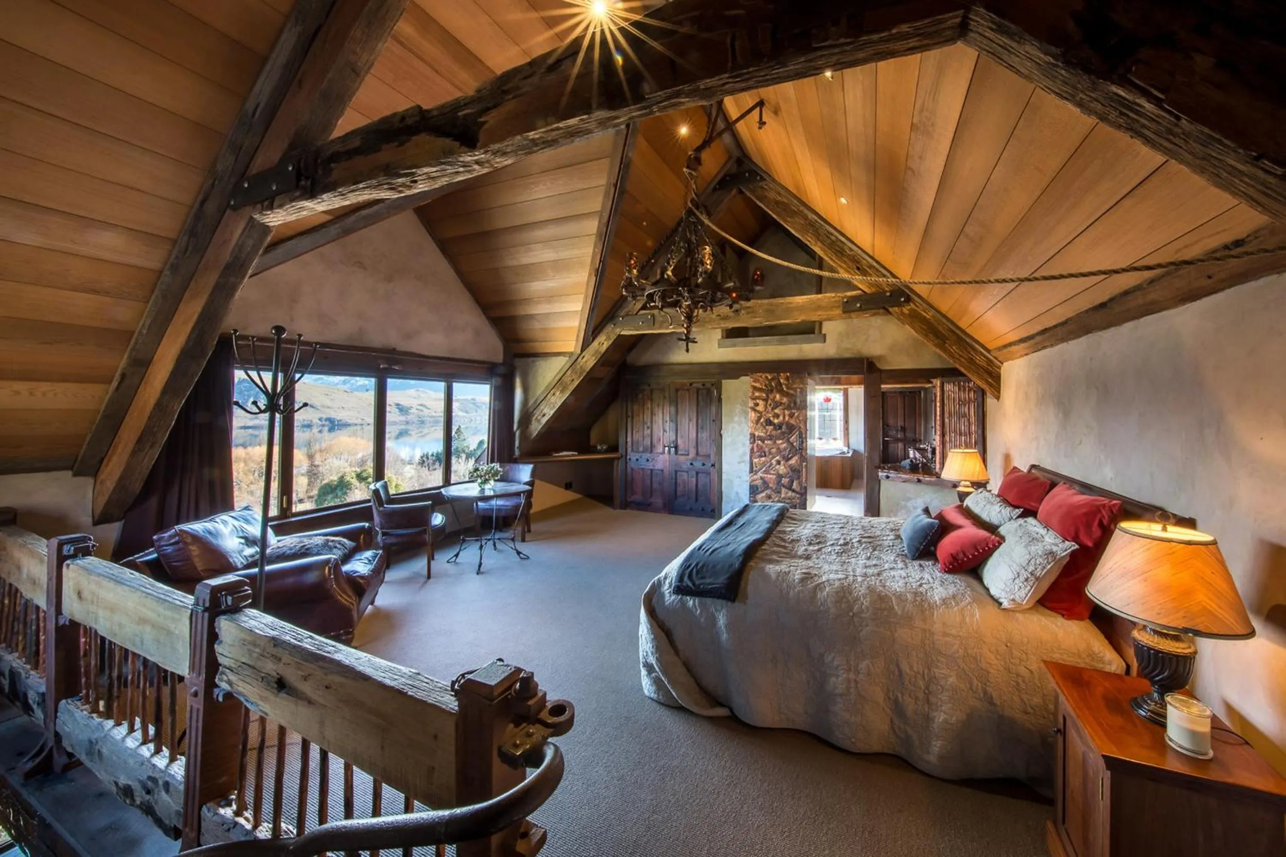 Bathroom, Bed in Stoneridge Estate