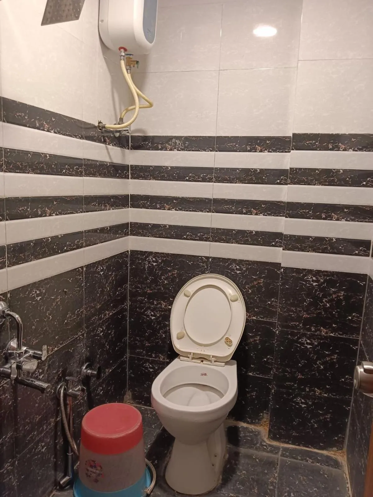 Bathroom in hotel sunrise inn