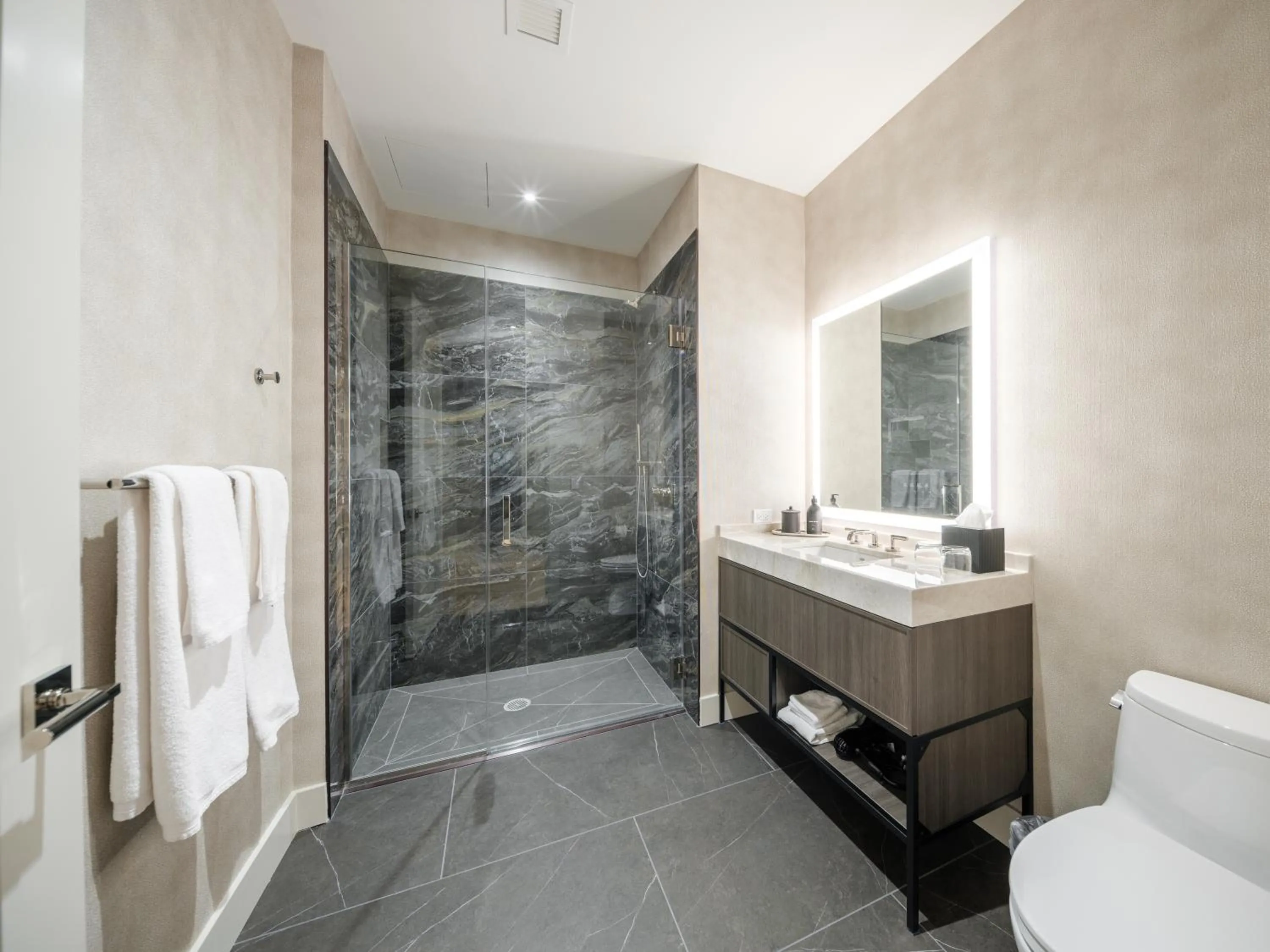 Queen Room in Stay One Chicago