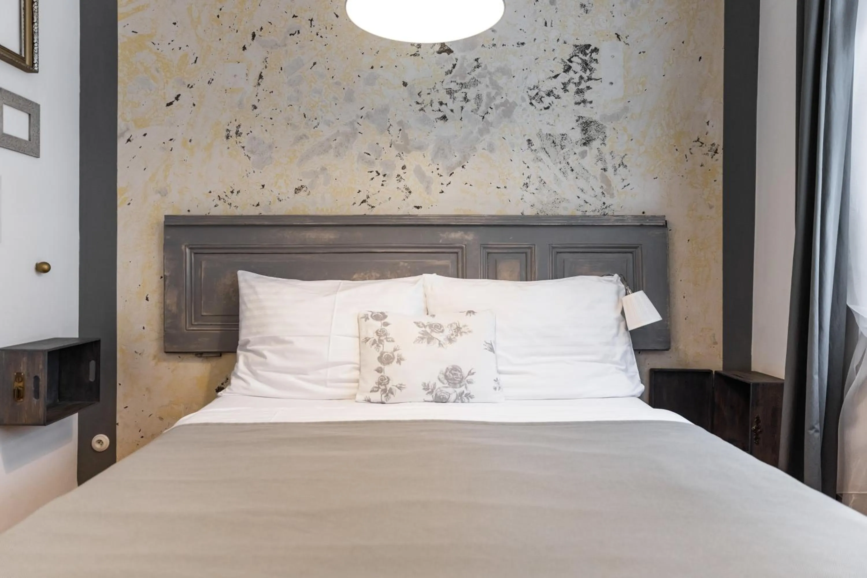 Bed in Miss Sophie's New Town & Wellness